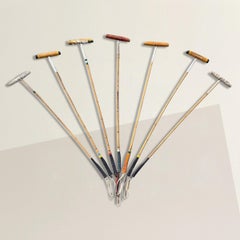 Collectional of Seven Vintage Polo Sticks on Custom Wall Mounts (Collection de sept bâtons de polo vintage sur des supports muraux personnalisés)