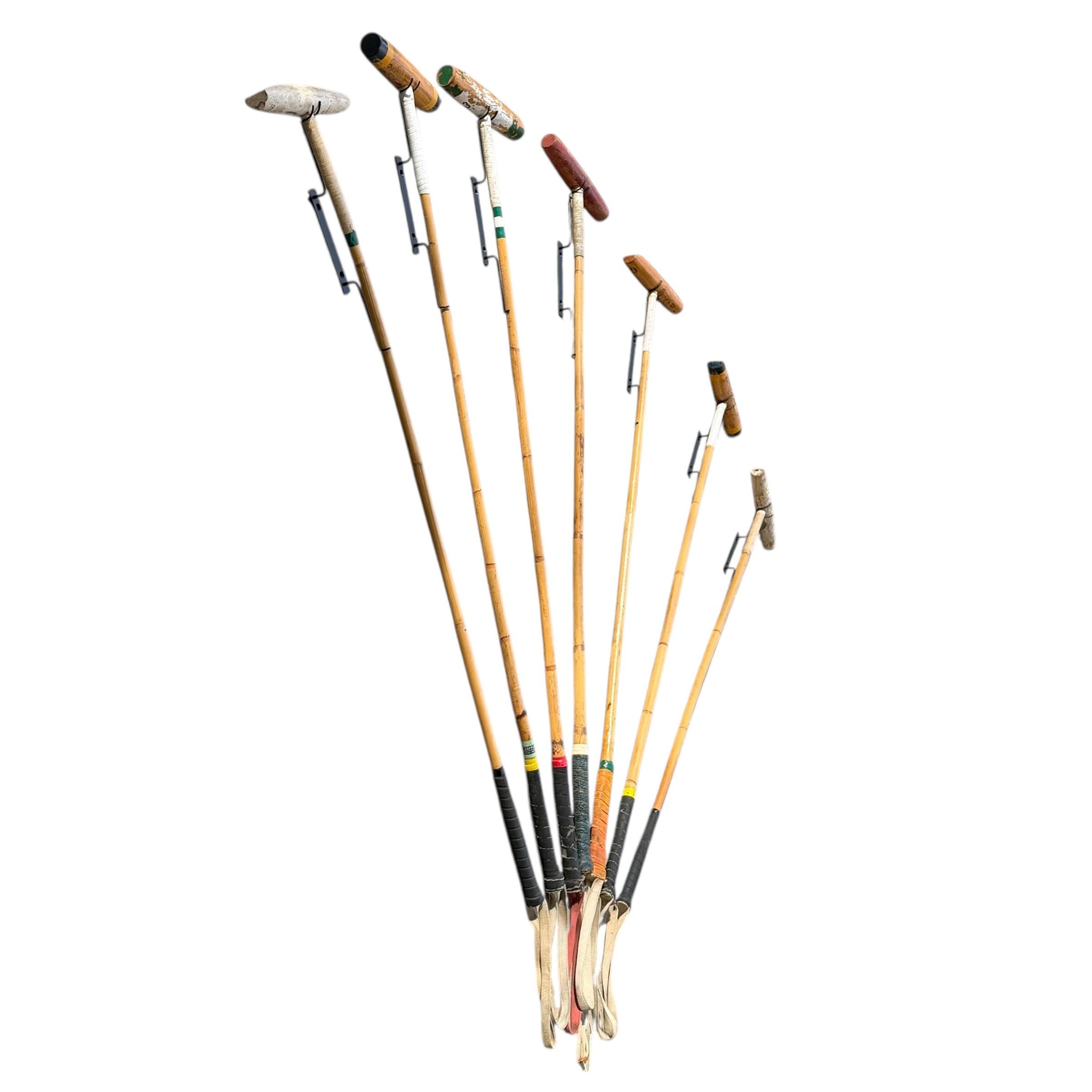 Country Collection'S di sette bastoni da polo d'epoca su supporti da parete personalizzati in vendita