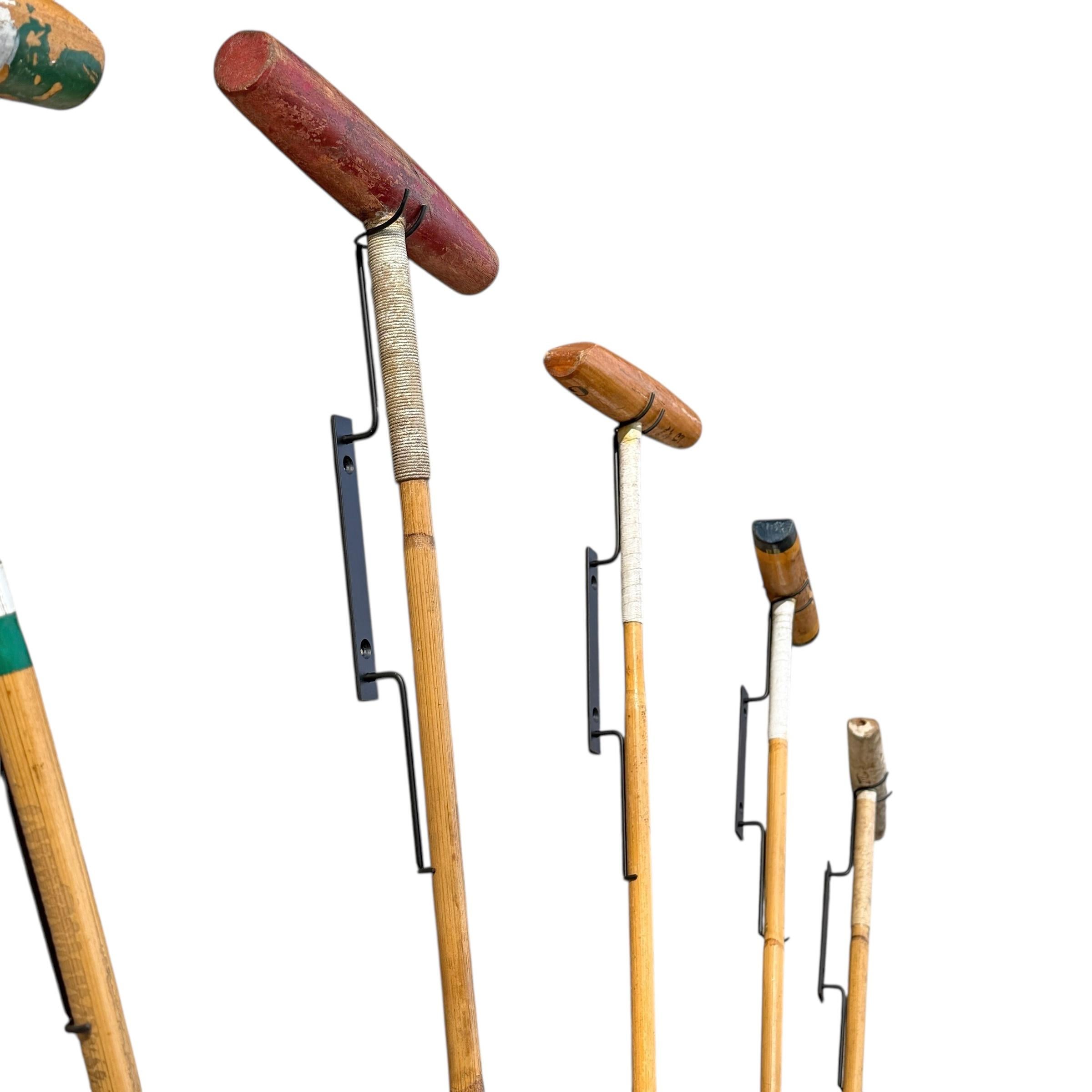 Americano Collection'S di sette bastoni da polo d'epoca su supporti da parete personalizzati in vendita