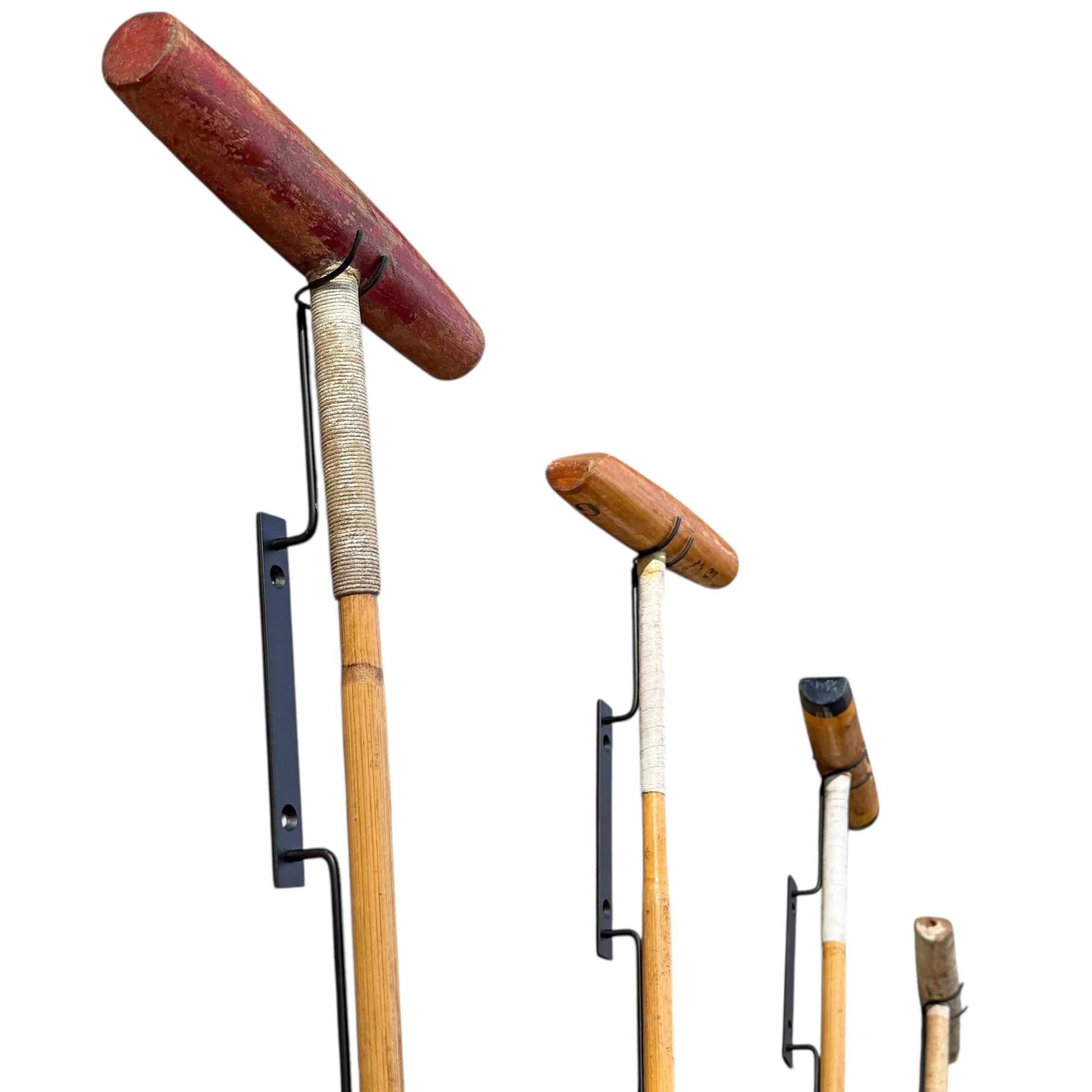 Collection'S di sette bastoni da polo d'epoca su supporti da parete personalizzati In condizioni buone in vendita a Chicago, IL