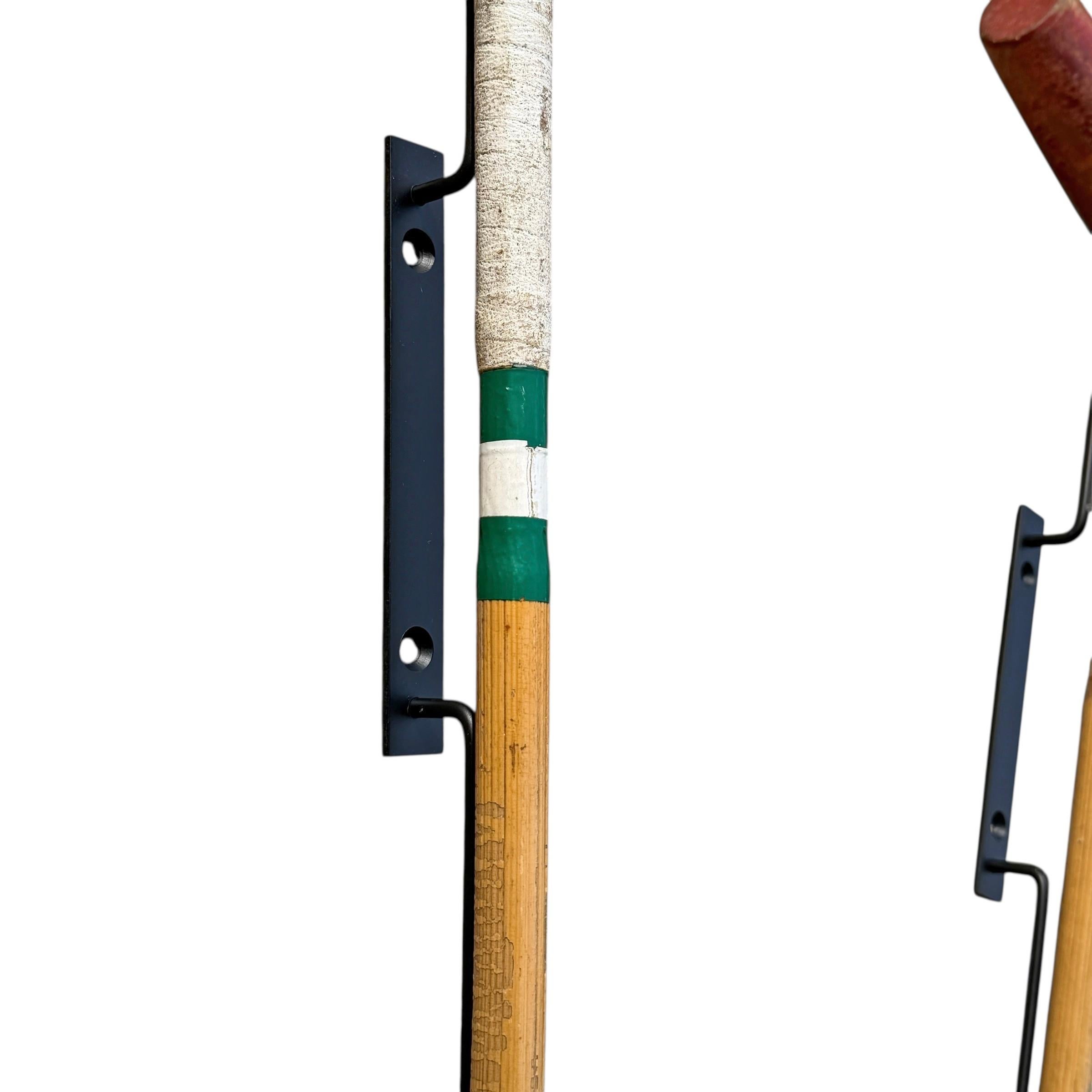 XX secolo Collection'S di sette bastoni da polo d'epoca su supporti da parete personalizzati in vendita