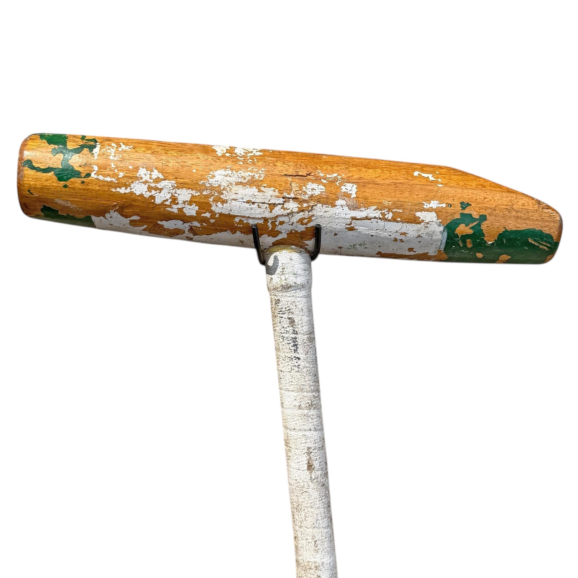 Acciaio Collection'S di sette bastoni da polo d'epoca su supporti da parete personalizzati in vendita