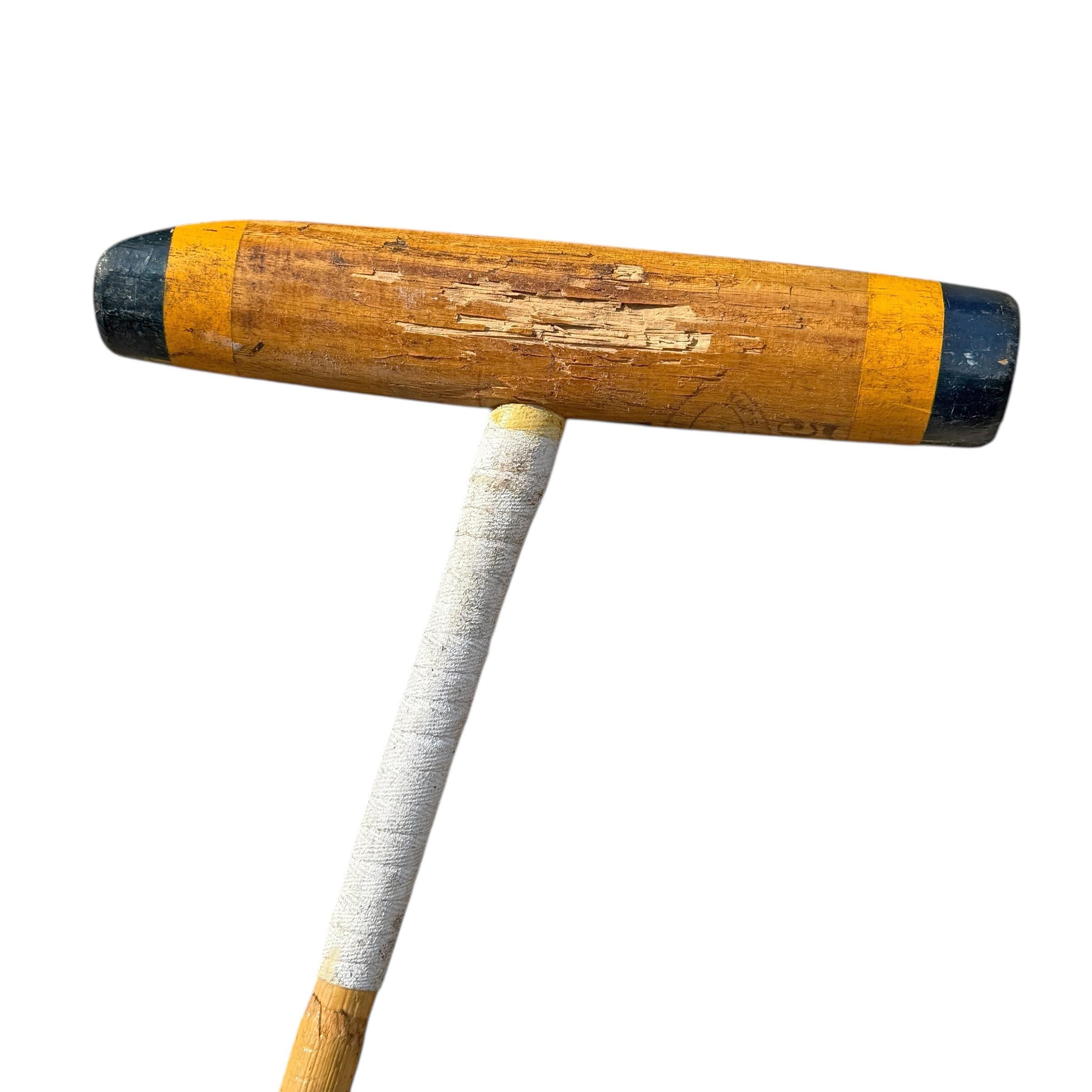 Collection'S di sette bastoni da polo d'epoca su supporti da parete personalizzati in vendita 1