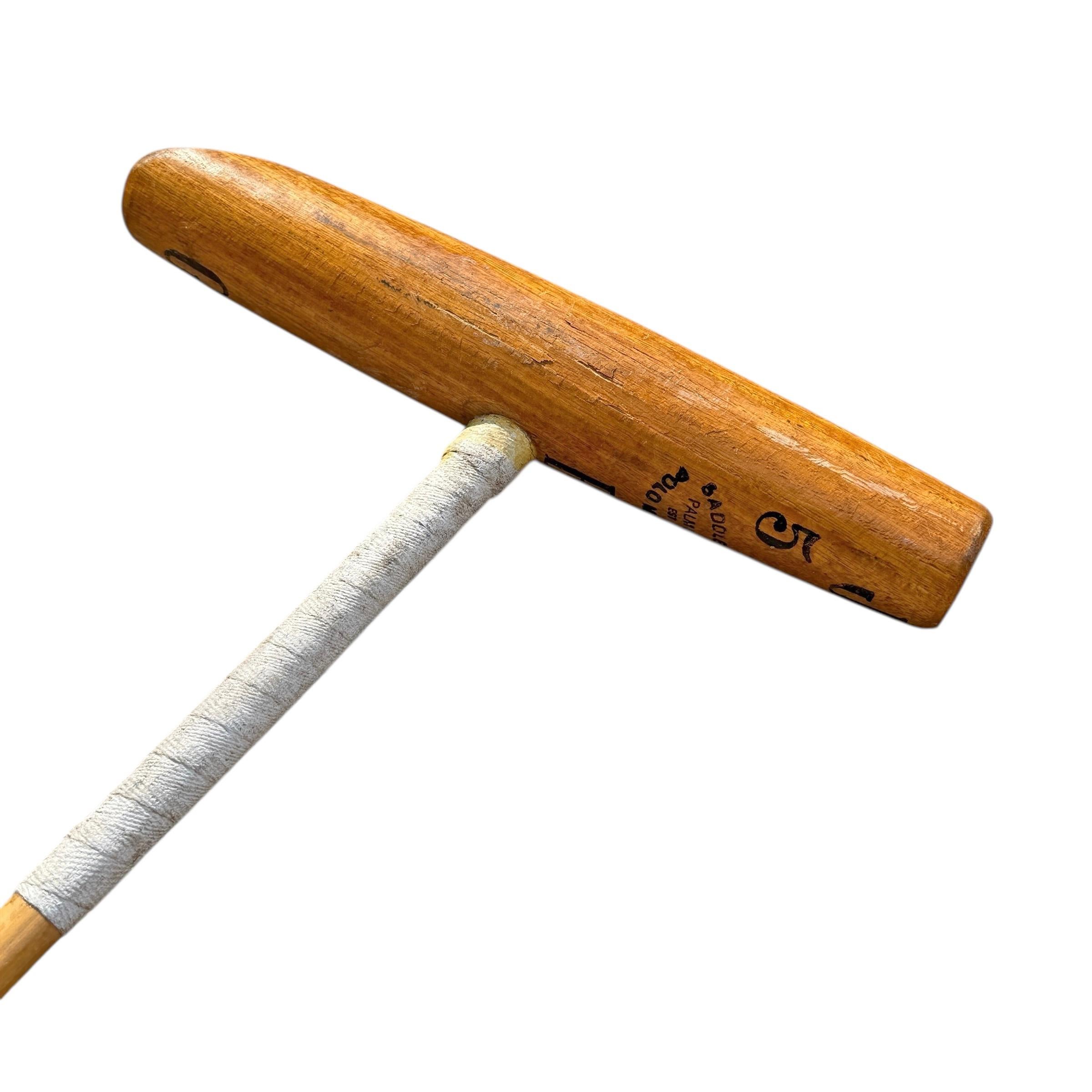 Collection'S di sette bastoni da polo d'epoca su supporti da parete personalizzati in vendita 2