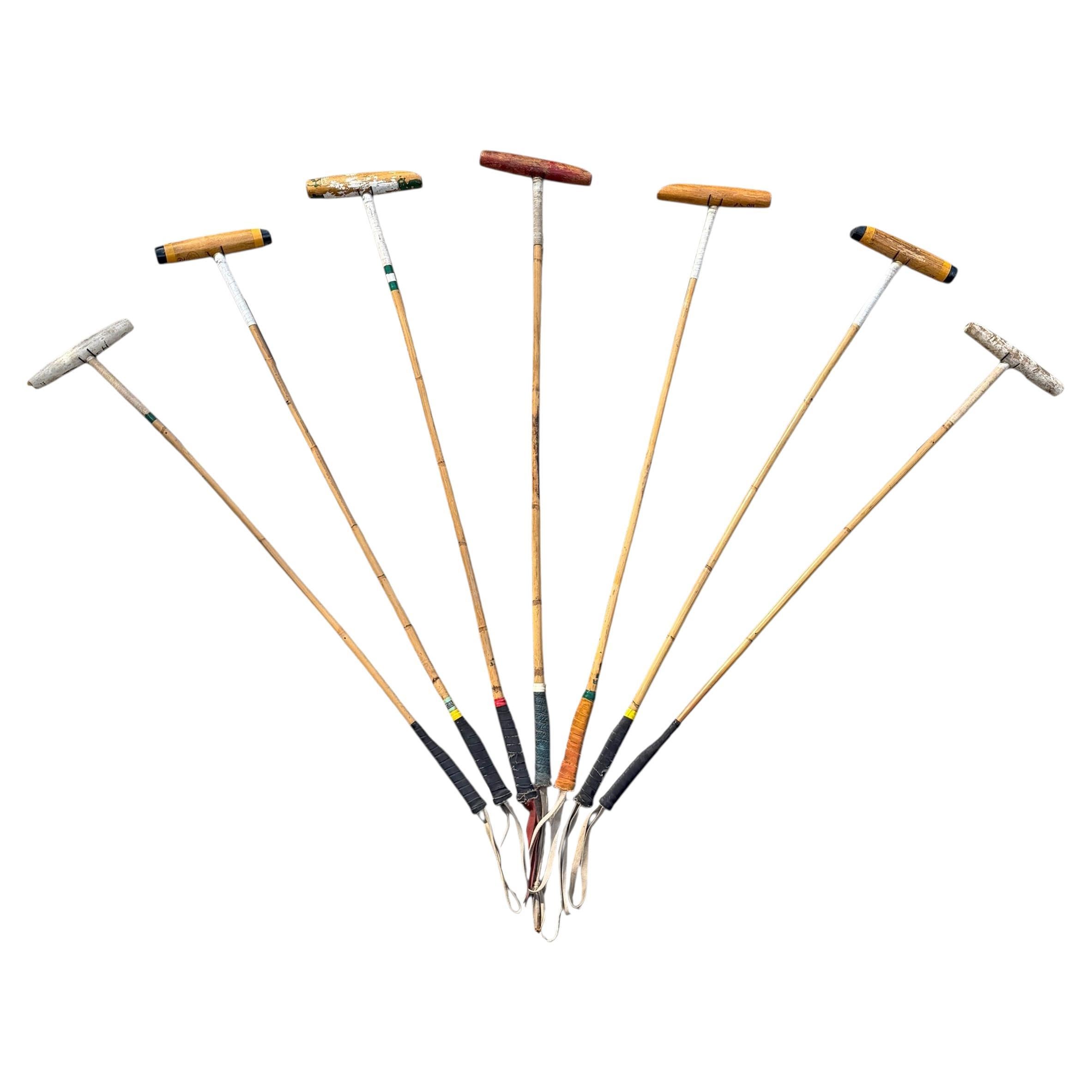 Collectional of Seven Vintage Polo Sticks on Custom Wall Mounts (Collection de sept bâtons de polo vintage sur des supports muraux personnalisés)