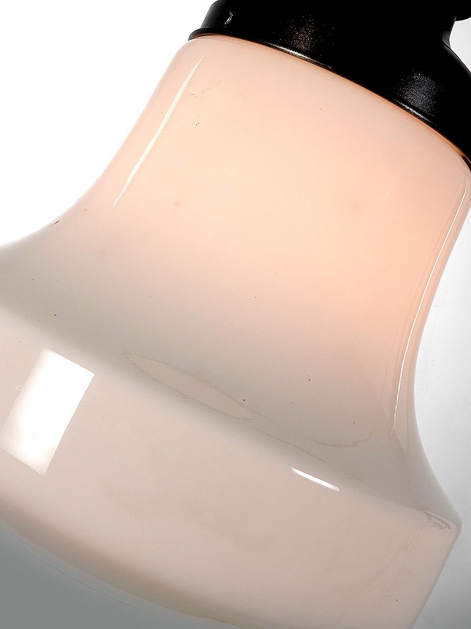 Art déco Collectional de pendentifs simples et élégants en verre de lait pour l'école en vente