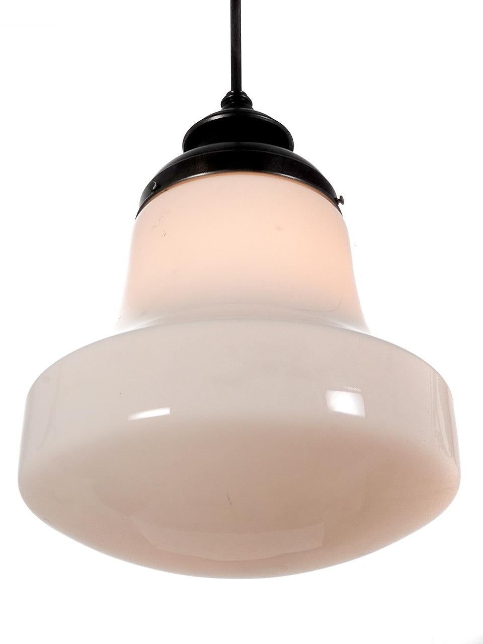 Collectional de pendentifs simples et élégants en verre de lait pour l'école Bon état - En vente à Peekskill, NY