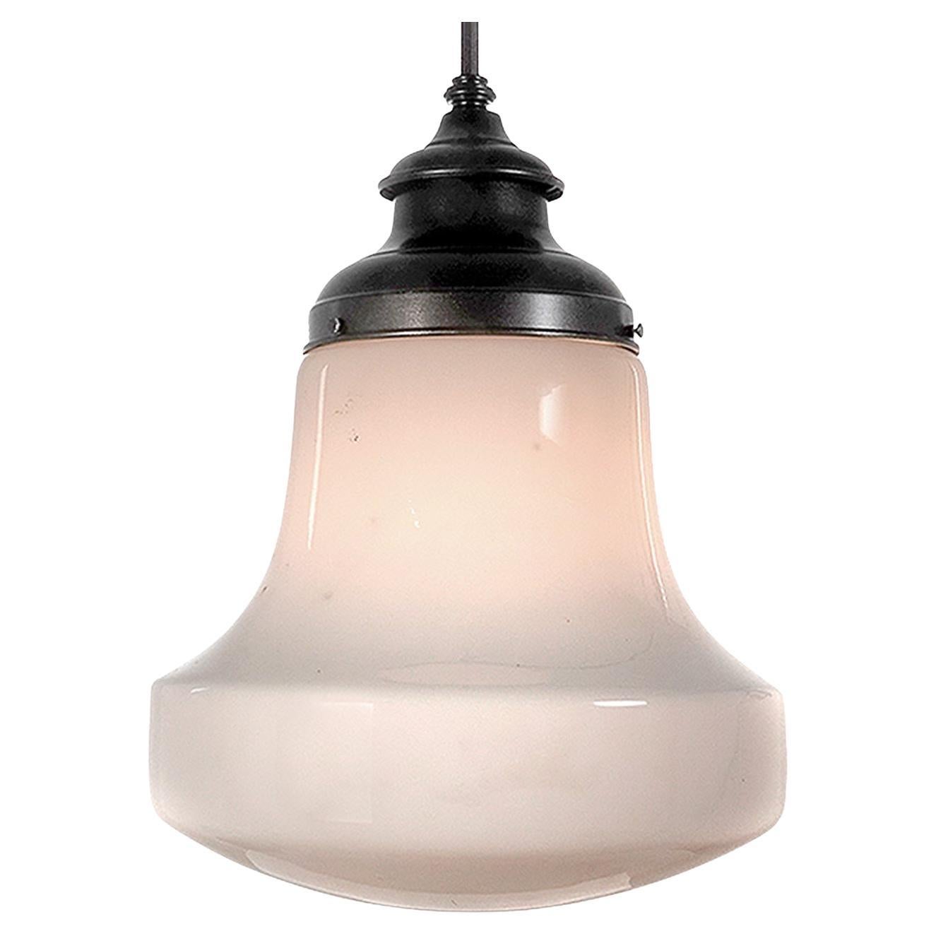 We have a collection of these 11.5 inch diameter Deco Pendents. Le style est simple et élégant et s'accorde avec n'importe quel style. Dans les années 1930, il était courant de trouver cette lampe dans les écoles et les bâtiments municipaux plus