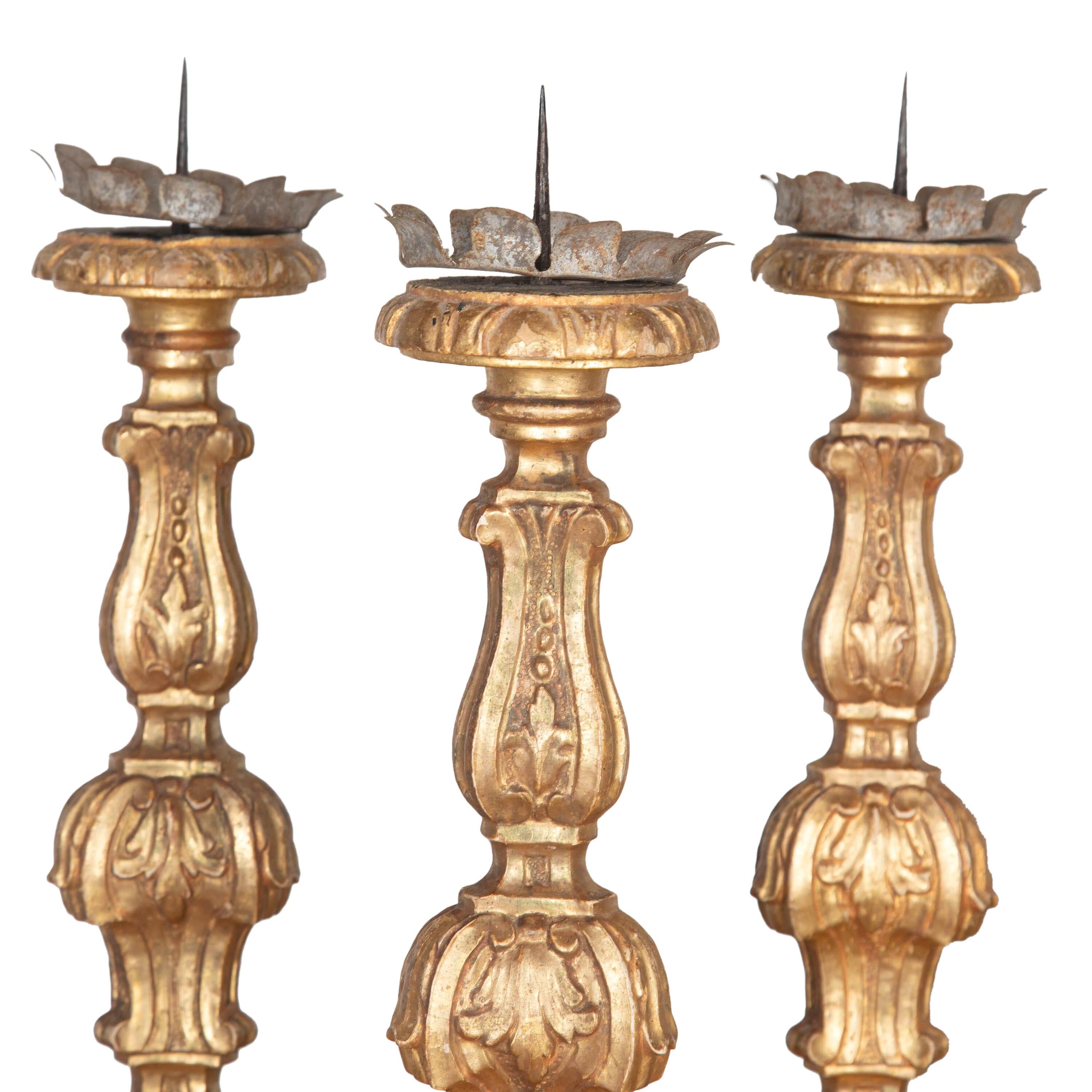 Kollektion von sechs italienischen Kerzenständern aus dem 19. Jahrhundert (Holz) im Angebot