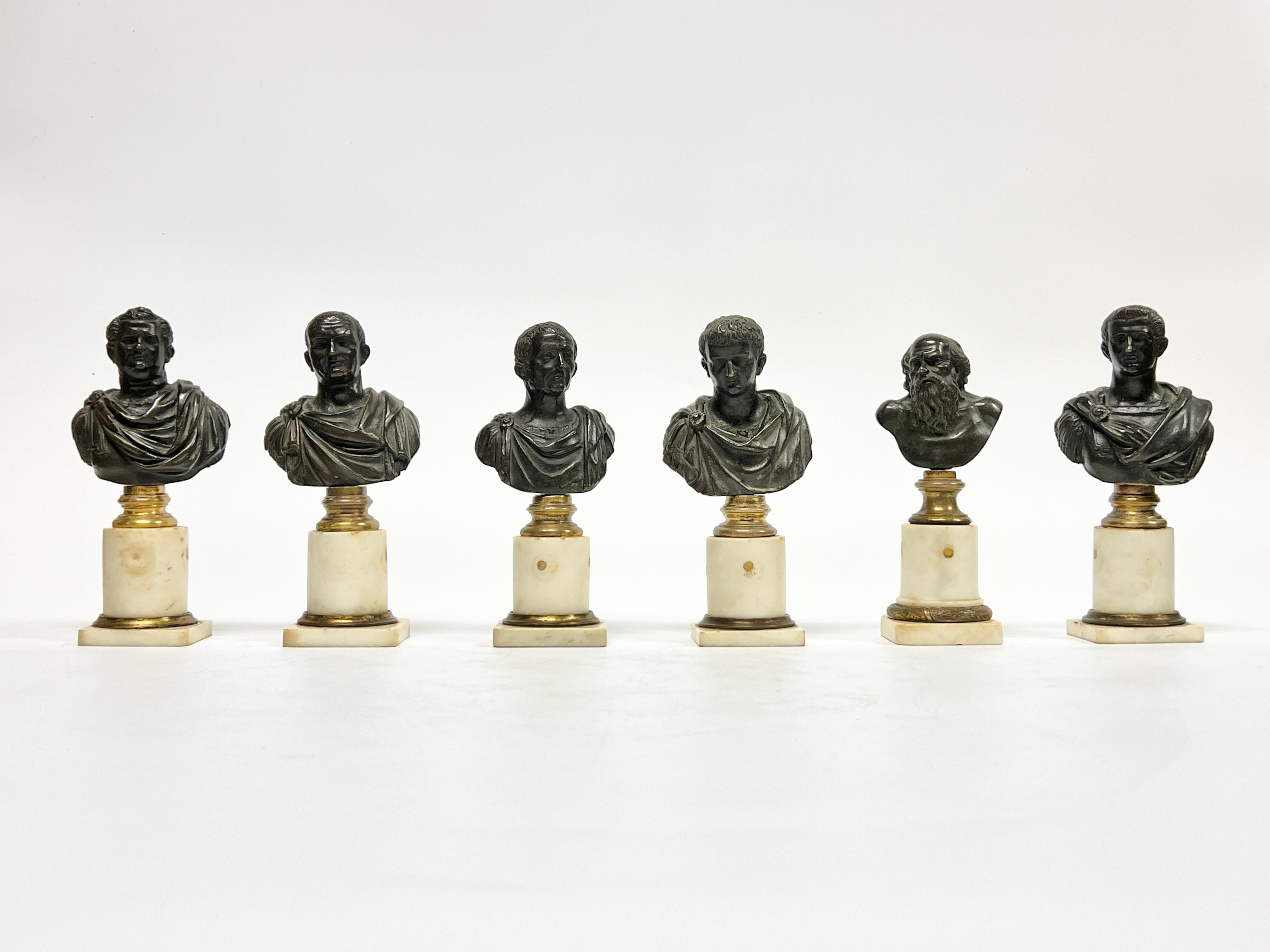 Collezione di sei (6) busti antichi (XIX secolo) di imperatori romani in bronzo patinato con montature in bronzo dorato e piedistalli in marmo bianco, ognuno dei quali misura da 8 a 8 1/4 di altezza.  Senza segno.  Alcuni numerati.  
