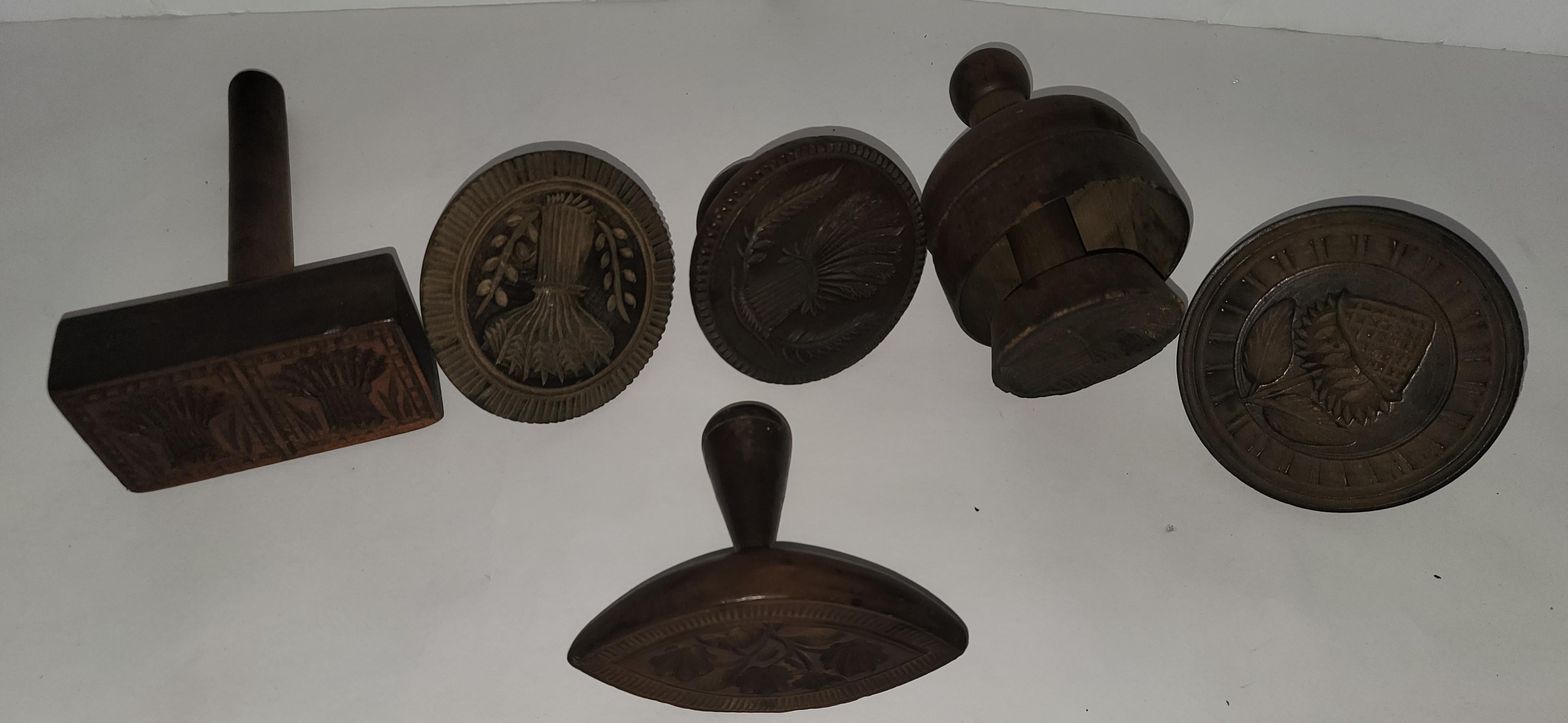 Sammlung von sechs handgeschnitzten Butterstempeln

Der größte Stempel misst ca. 4,5 breit x 2,5 tief x 8 hoch
der kürzeste Stempel misst ca. 2,5 cm Höhe und 4,25 cm Durchmesser.