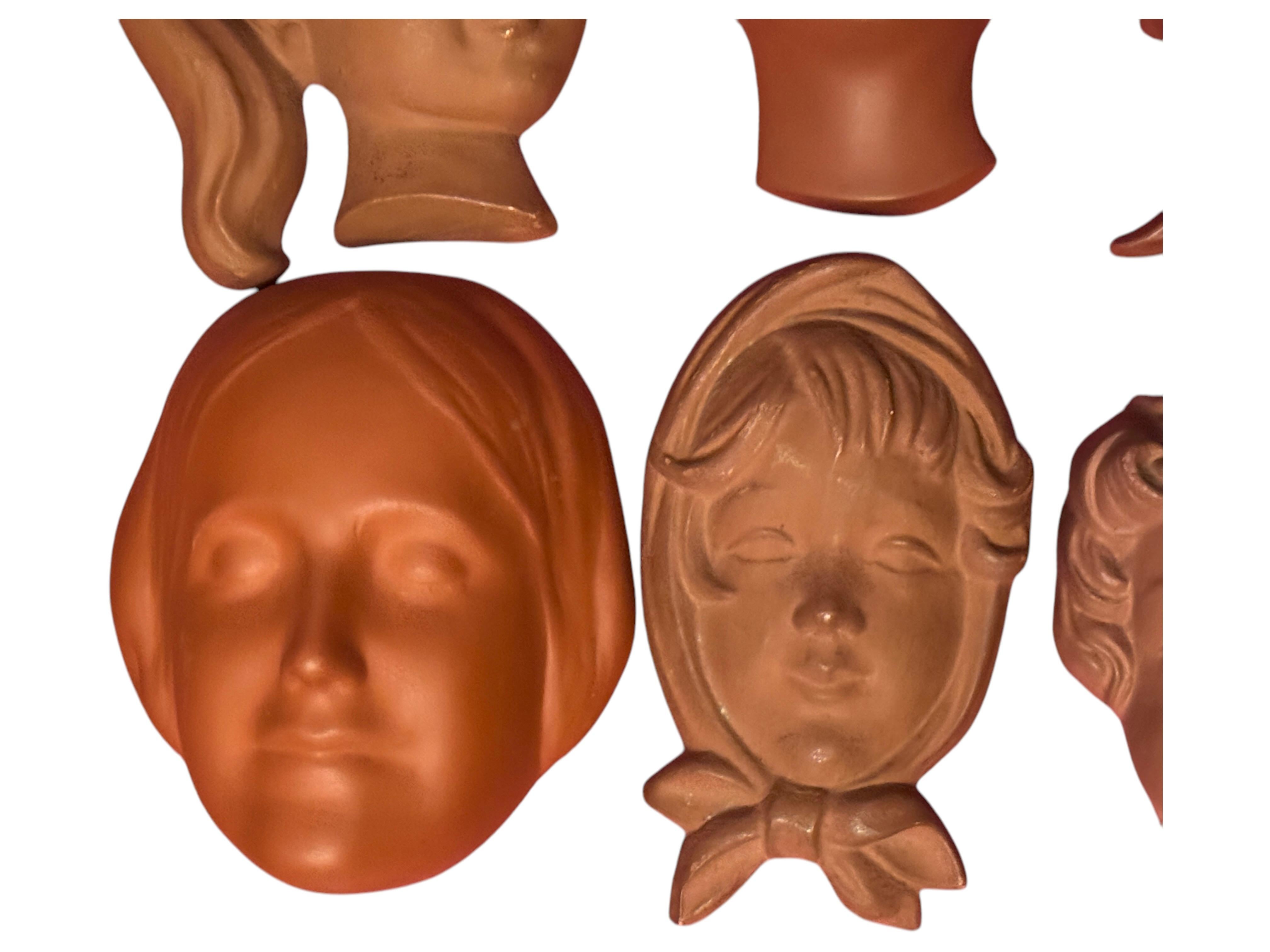 Una bellissima collezione di 6 maschere da parete in terracotta vintage raffiguranti alcune ragazze e ragazzi, realizzate da diversi produttori in Austria e Germania. Alcuni sono contrassegnati sul retro da un numero o da un logo. Sarebbe