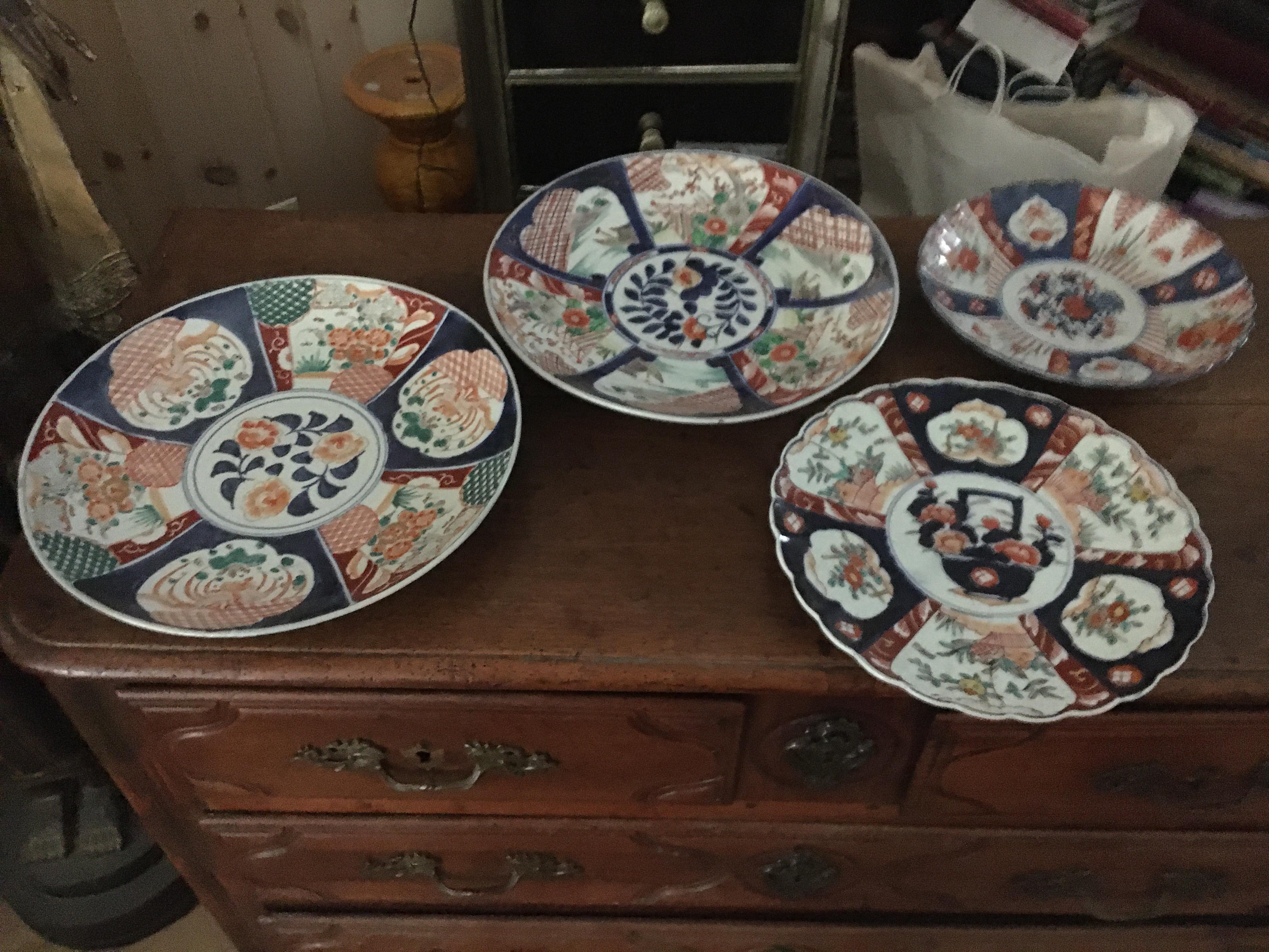 Collection de six chargeurs Imari de forme et de taille diverses. La taille varie de 11 à 14,5 pouces.