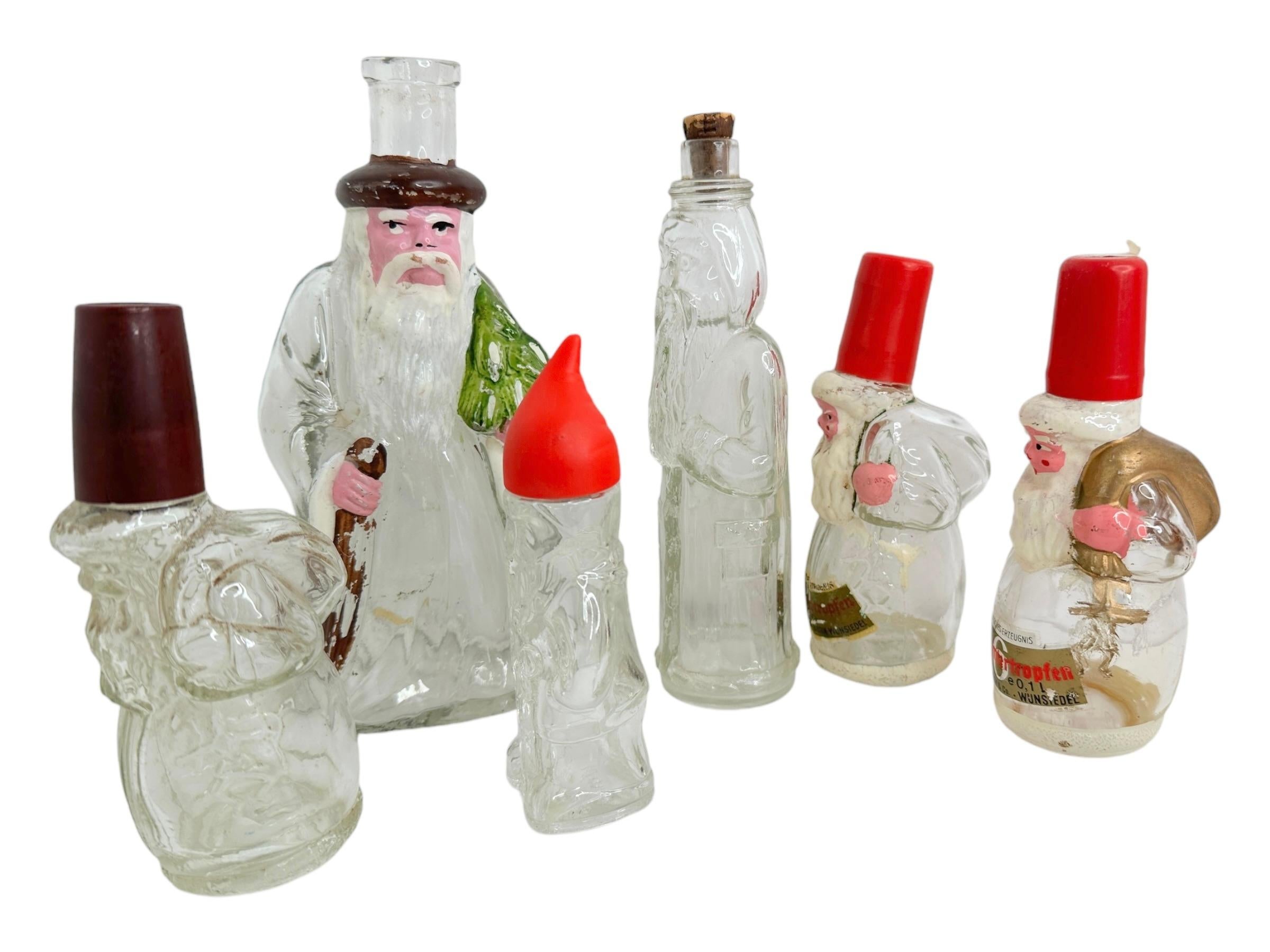 Una colección realmente hermosa de seis botellas decantador Art Decó de Papá Noel Belsnickle y Gnomo. Algunas tienen tapones de corcho originales. En muy buen estado sin desconchones, con signos de uso en el interior. Una auténtica pieza de