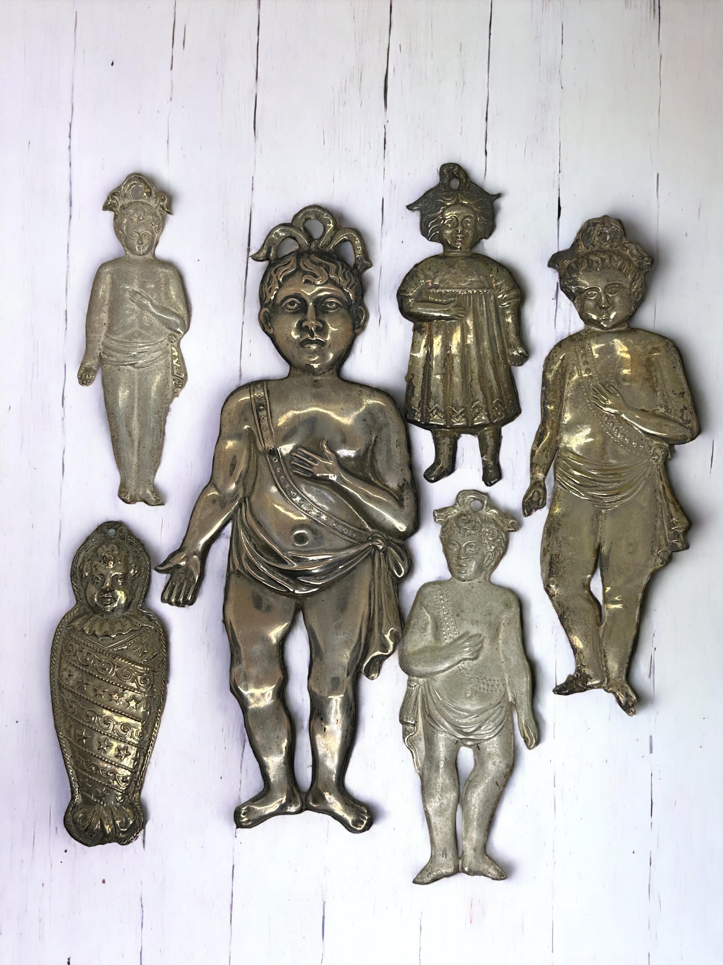 Una colección de seis bonitos Ex Voto religiosos petite. No sé de qué está hecha, de una filigrana fina y ligera de plata o de metal plateado. Cada uno está hecho a mano, repujado y luego soldado. Dada la delicadeza, no intenté quitar el deslustre y
