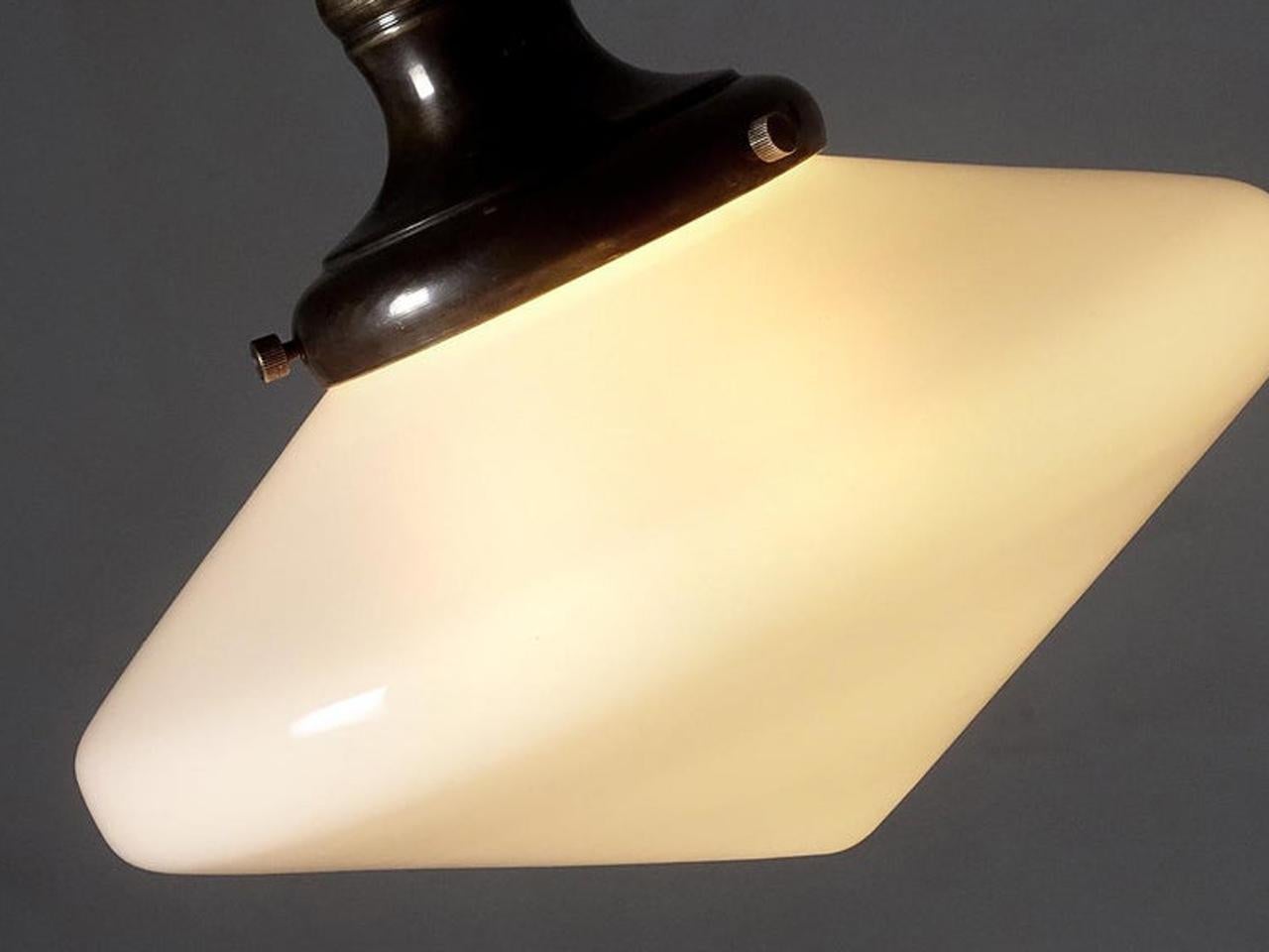 Mid-Century moderno Collezione di piccoli pendenti a piattino volante in vetro lattiginoso Deco in vendita
