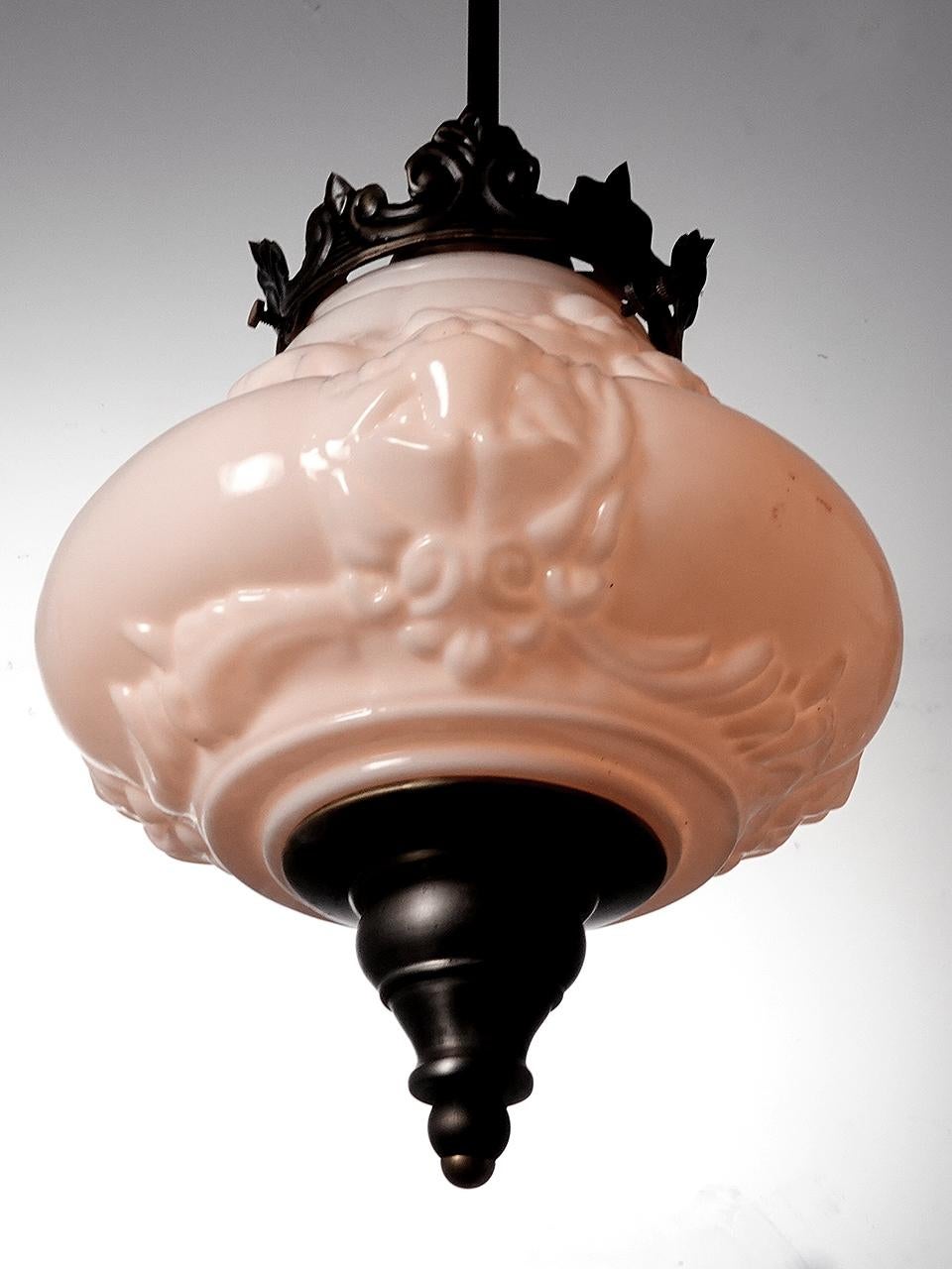 Collection of Small Ornate Milk Glass Pendents Victoriano en venta