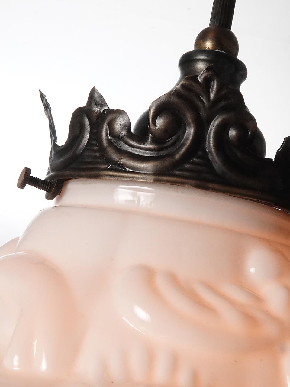 Collection of Small Ornate Milk Glass Pendents en Bueno estado para la venta en Peekskill, NY