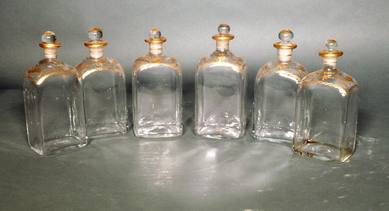 Collection de bouteilles et de verres en verre espagnols dans un coffret de  rangement, manufacture royale - En vente sur 1stDibs