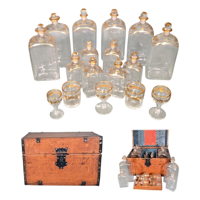 Collection de bouteilles et de verres en verre espagnols dans un coffret de  rangement, manufacture royale sur 1stDibs