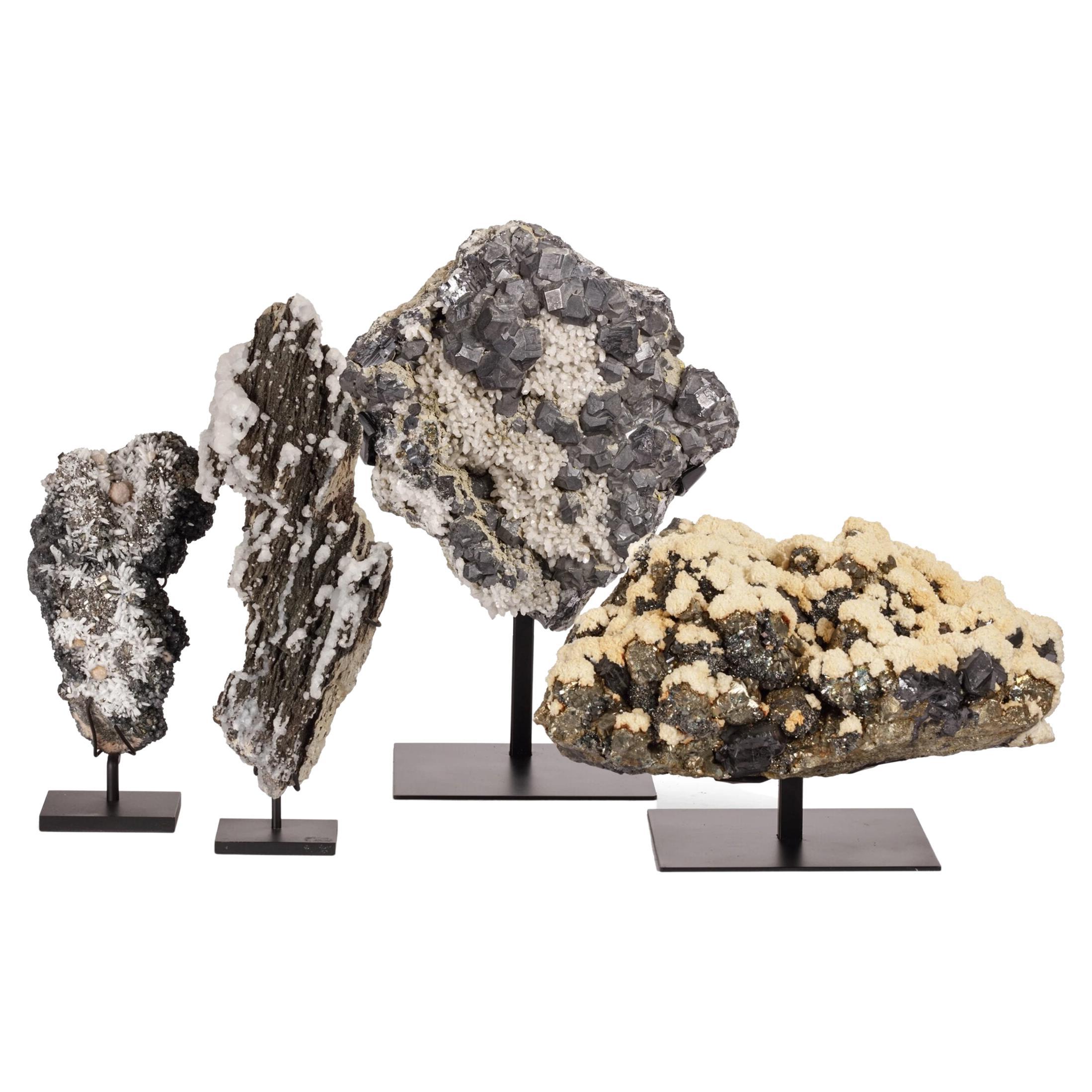 Collection de superbes spécimens minéraux formés naturellement comme des montagnes enneignées