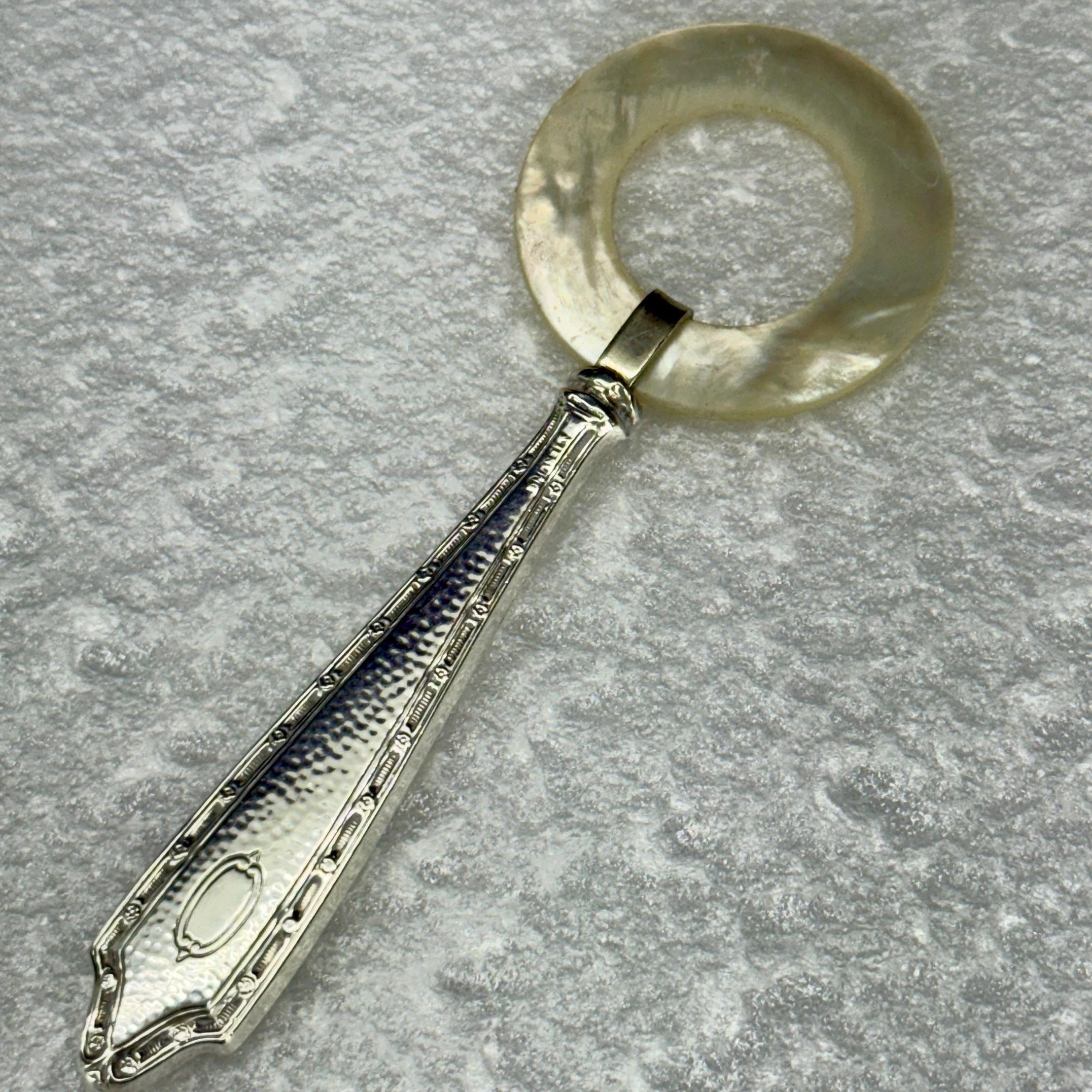 Colección de sonajeros y mordedores de plata de ley, c. 1910-1930 10
