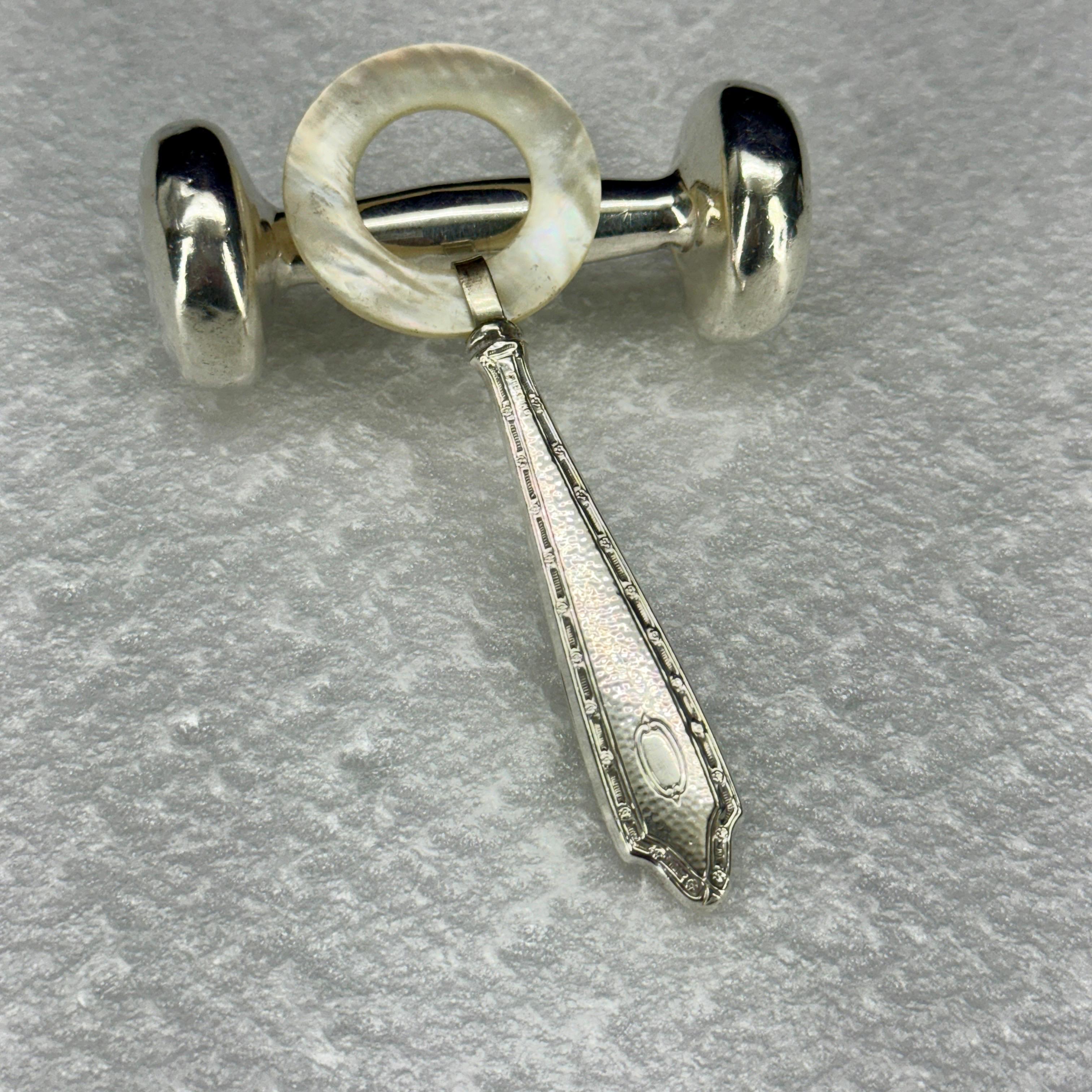 Colección de sonajeros y mordedores de plata de ley, c. 1910-1930 11