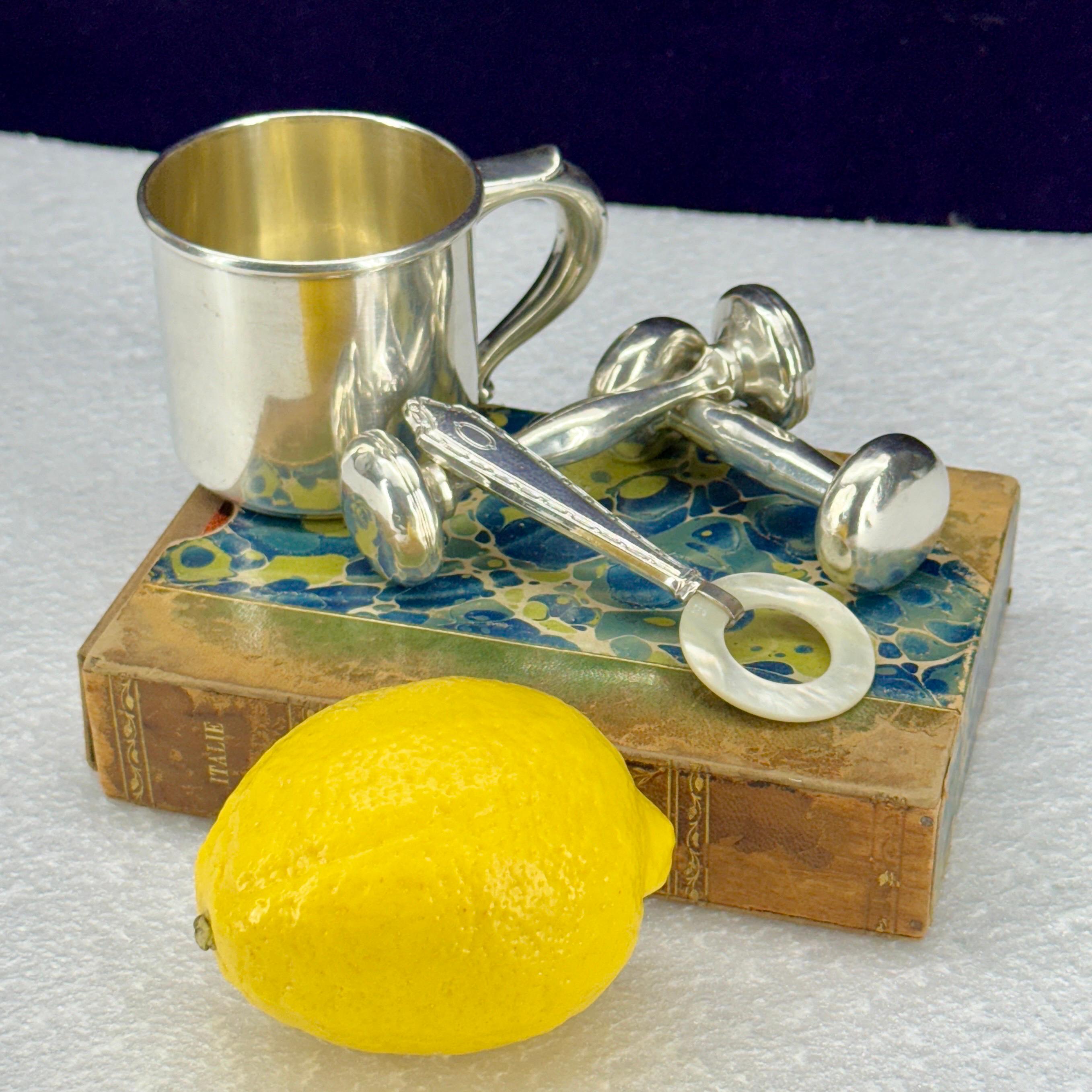 Colección de sonajeros y mordedores de plata de ley, c. 1910-1930 12