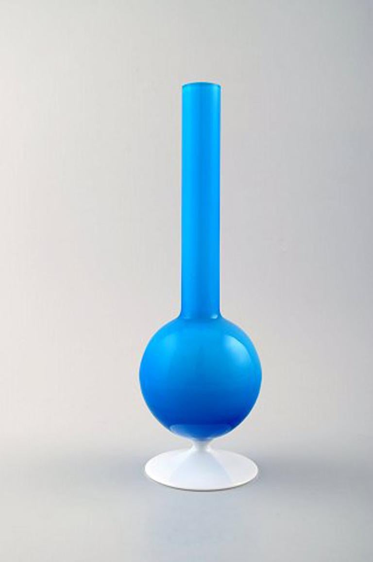 20ième siècle Collection de cinq vases en verre d'art suédois turquoise au design moderne en vente