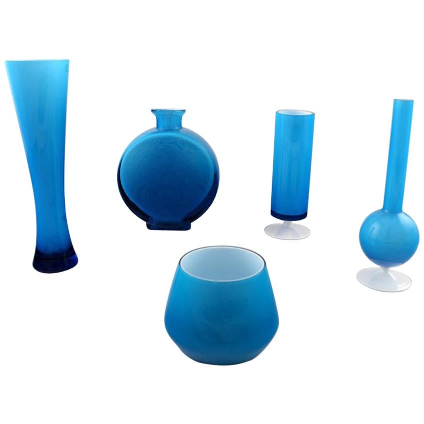 Kollektion schwedischer Kunstglasvasen, fünf türkisfarbene Vasen in modernem Design
