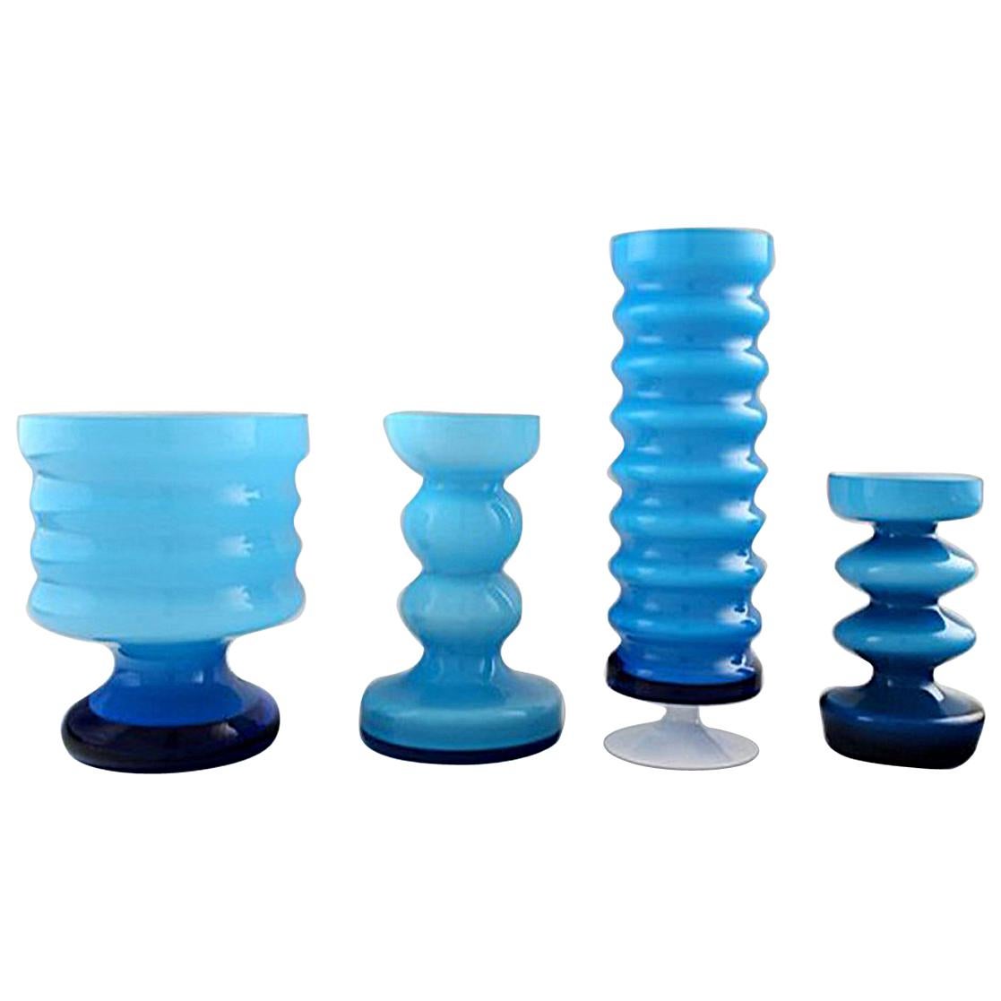 Kollektion schwedischer Kunstglasvasen, vier türkisfarbene Vasen in modernem Design im Angebot