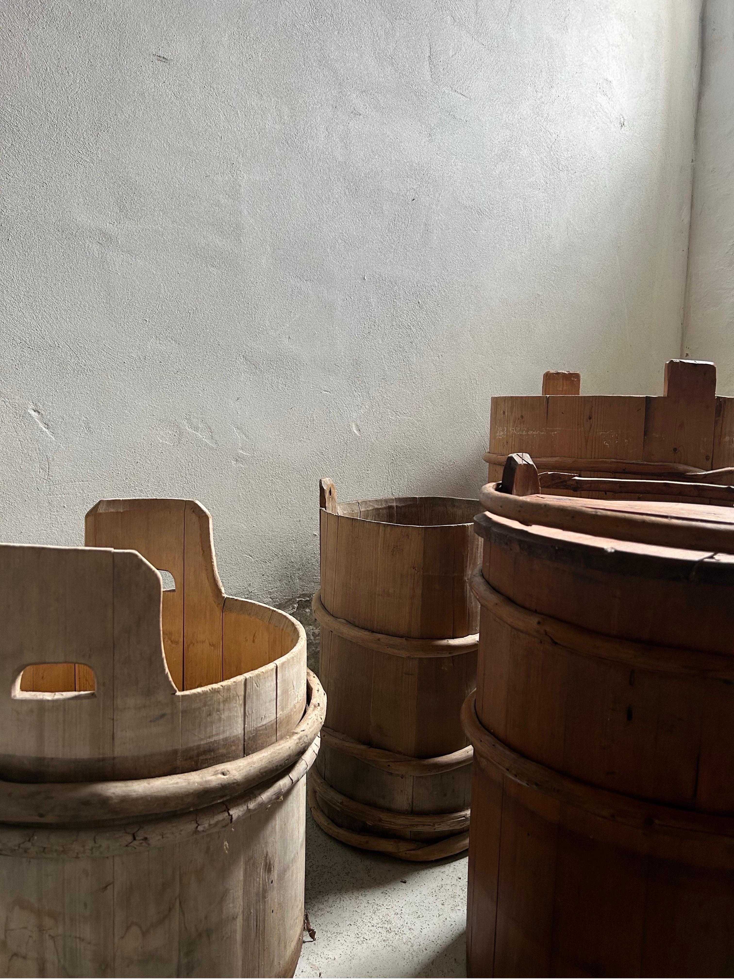 Rara collezione di sette barili in legno di arte popolare svedese del XVIII secolo in condizioni originali con segni d'uso.
Questi barili sono stati trovati nel nord della Svezia.
Alcuni barili hanno i coperchi originali e altri hanno manici in