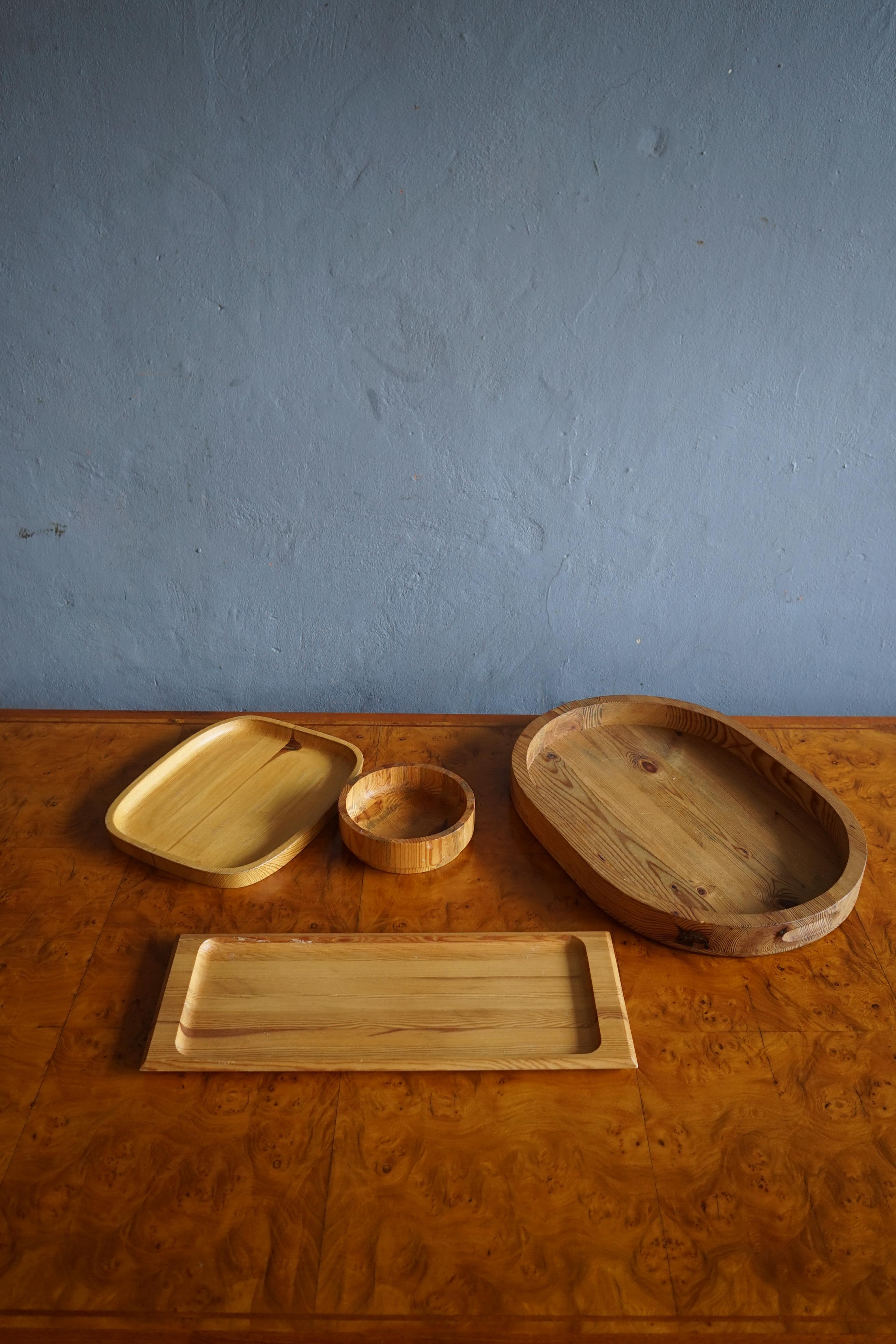 Rare collection of Swedish wooden bowls and dish made in pine wood.

The collection includes 3 different dishes and a bowl, all with a great structure and beautiful grain and patina.

The bowls and dishes are similar to works by artists and