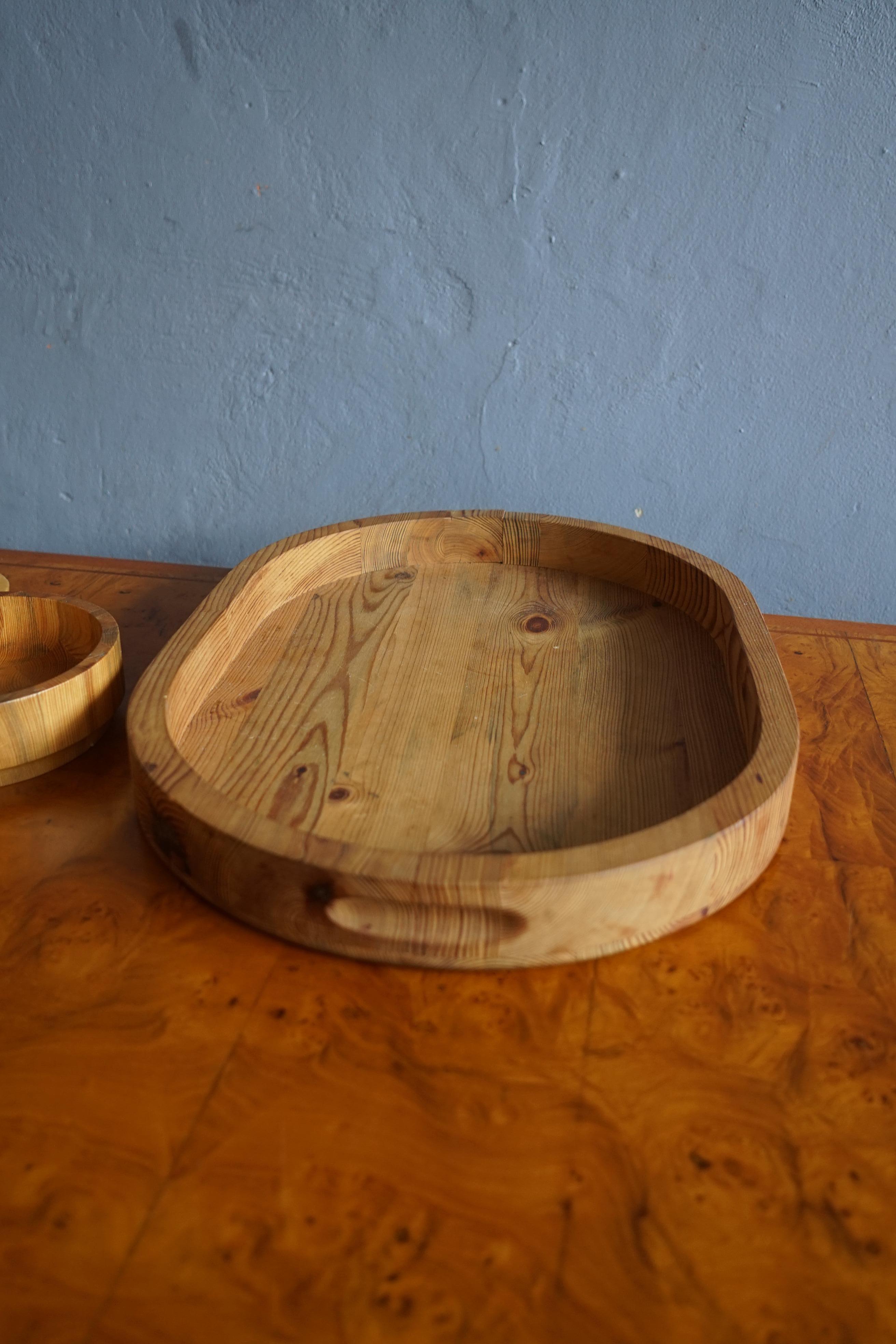 Collection of Swedish wooden pine bowls and dishes 1960’s In Good Condition In Valby, 84
