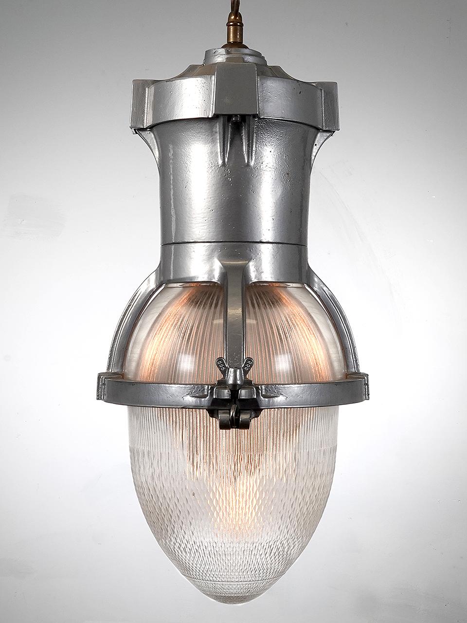 Esta es una bonita farola alta... Me gustan las proporciones. El cristal tiene forma de huevo alargado con un dibujo de Holofane. La parte superior es de metal fundido grueso y pesado. Todas conservan el acabado original de fábrica con recubrimiento