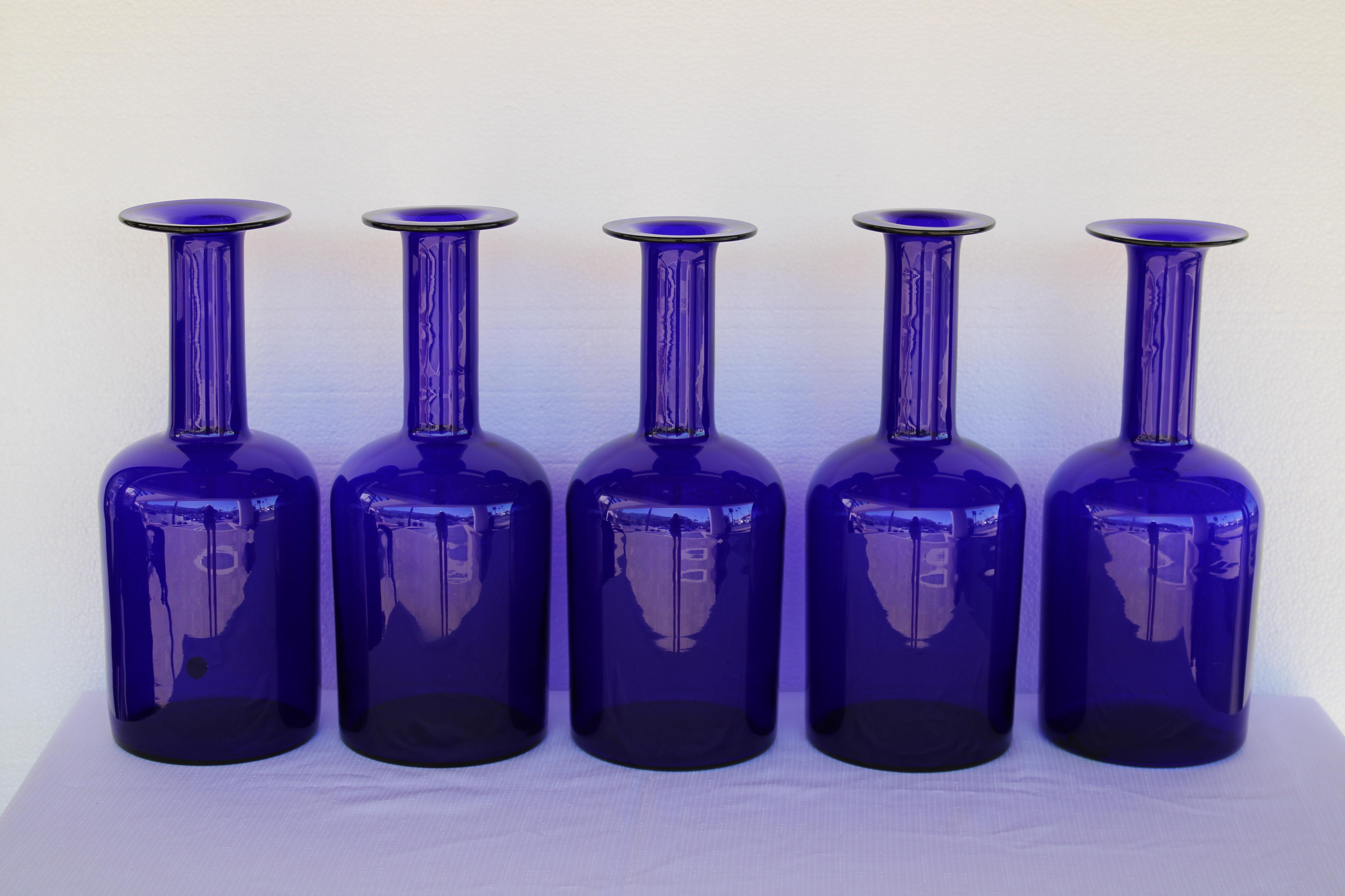 Kollektion von zehn blauen Flaschen von Otto Bauer für Holmegaard, Dänemark (Moderne der Mitte des Jahrhunderts) im Angebot