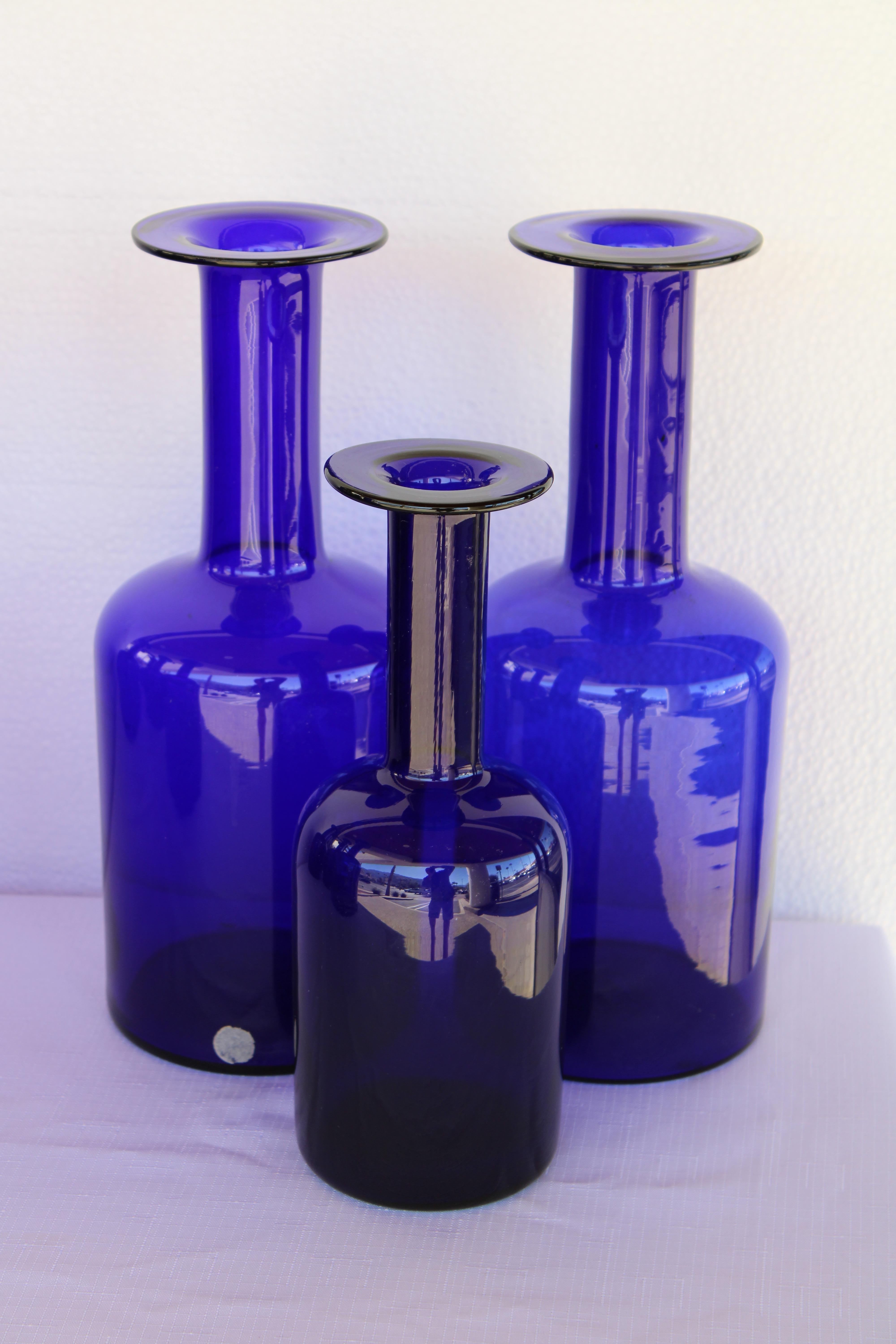 Kollektion von zehn blauen Flaschen von Otto Bauer für Holmegaard, Dänemark (Mitte des 20. Jahrhunderts) im Angebot