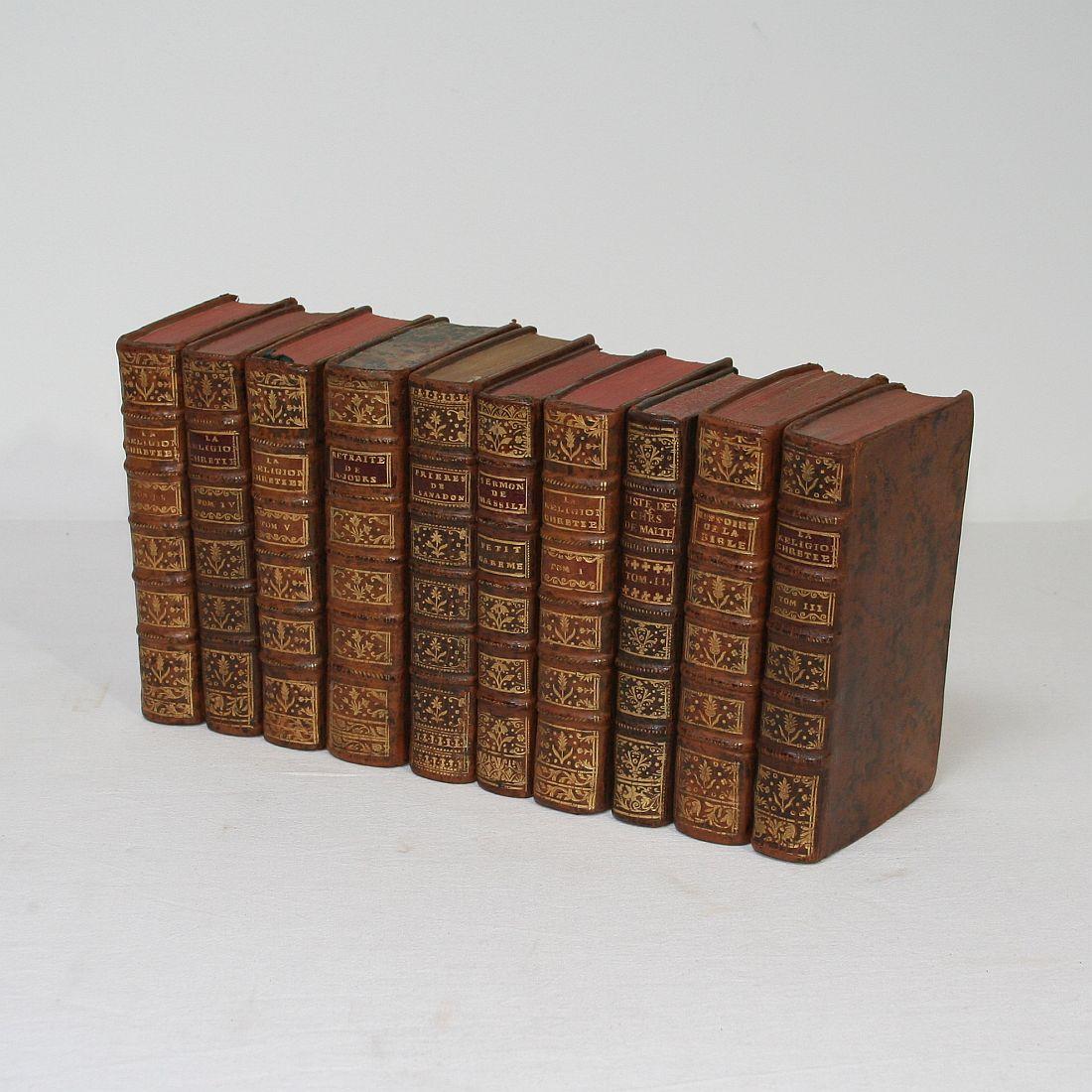 Collection of Ten French 18th Century Leather Books In Good Condition In Buisson, FR