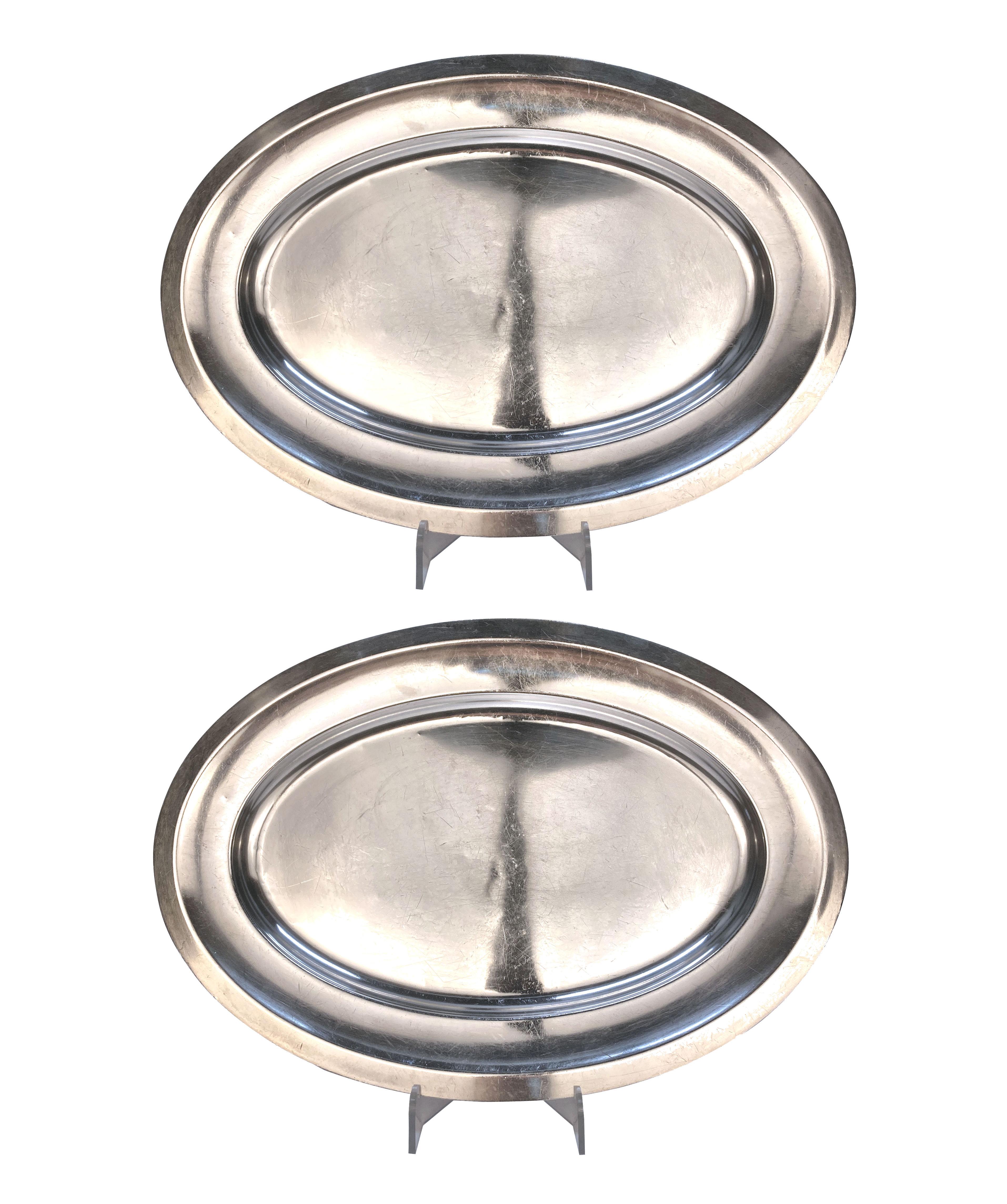 Eine große Sammlung runder und ovaler versilberter Servierplatten von Christofle aus Paris und Gebruder Hepp aus Pforzheim (gestempelt). Cristofle verkauft die ovalen Platten derzeit für £1200 pro Stück.