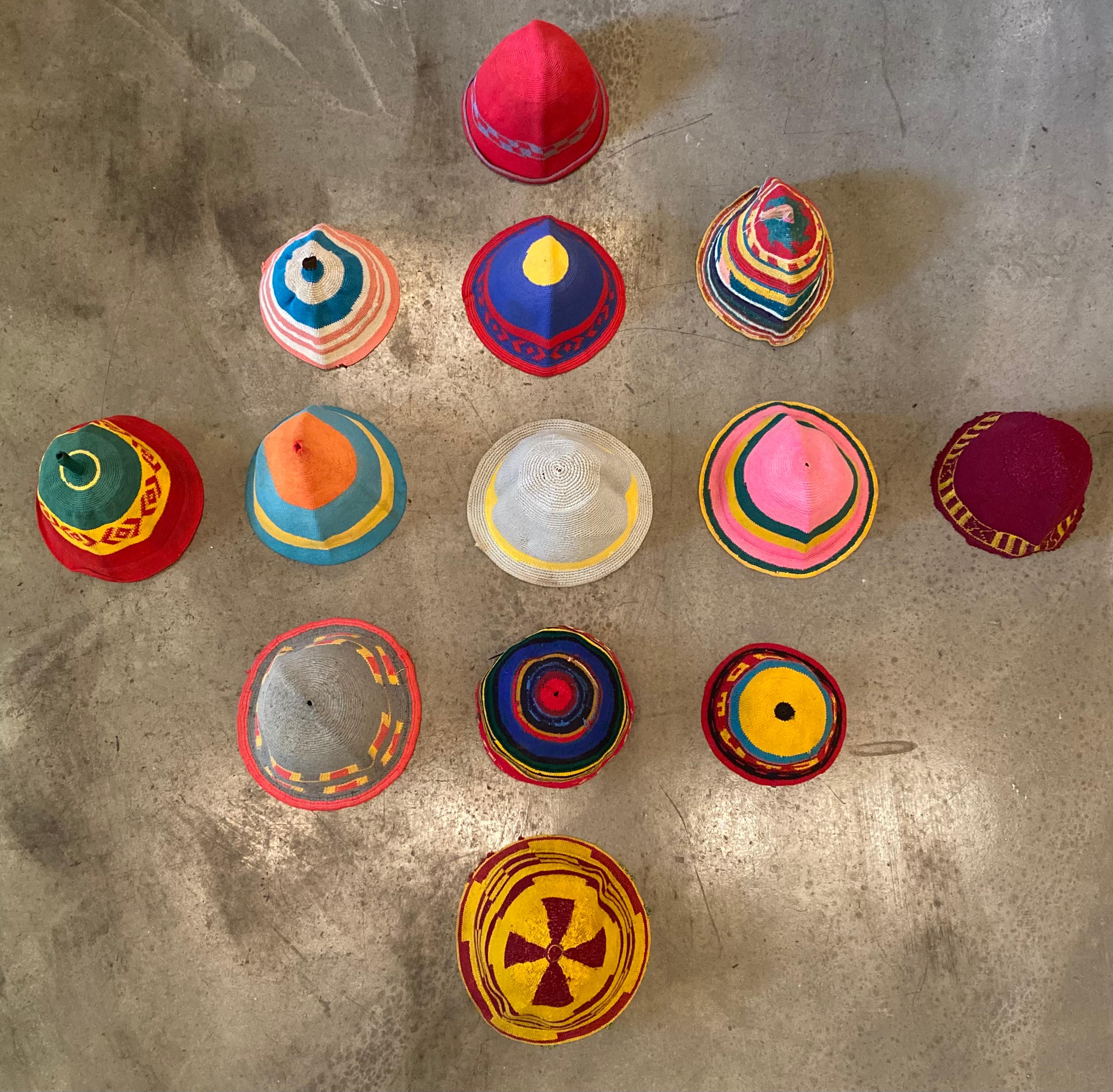 Tradizionalmente indossati dagli uomini della cultura Dorze dell'Etiopia meridionale, questi cappelli a trama fitta sono caratterizzati da un aspetto idiosincratico e caratteristico, formato da una combinazione di colori e motivi sorprendenti. 

Per