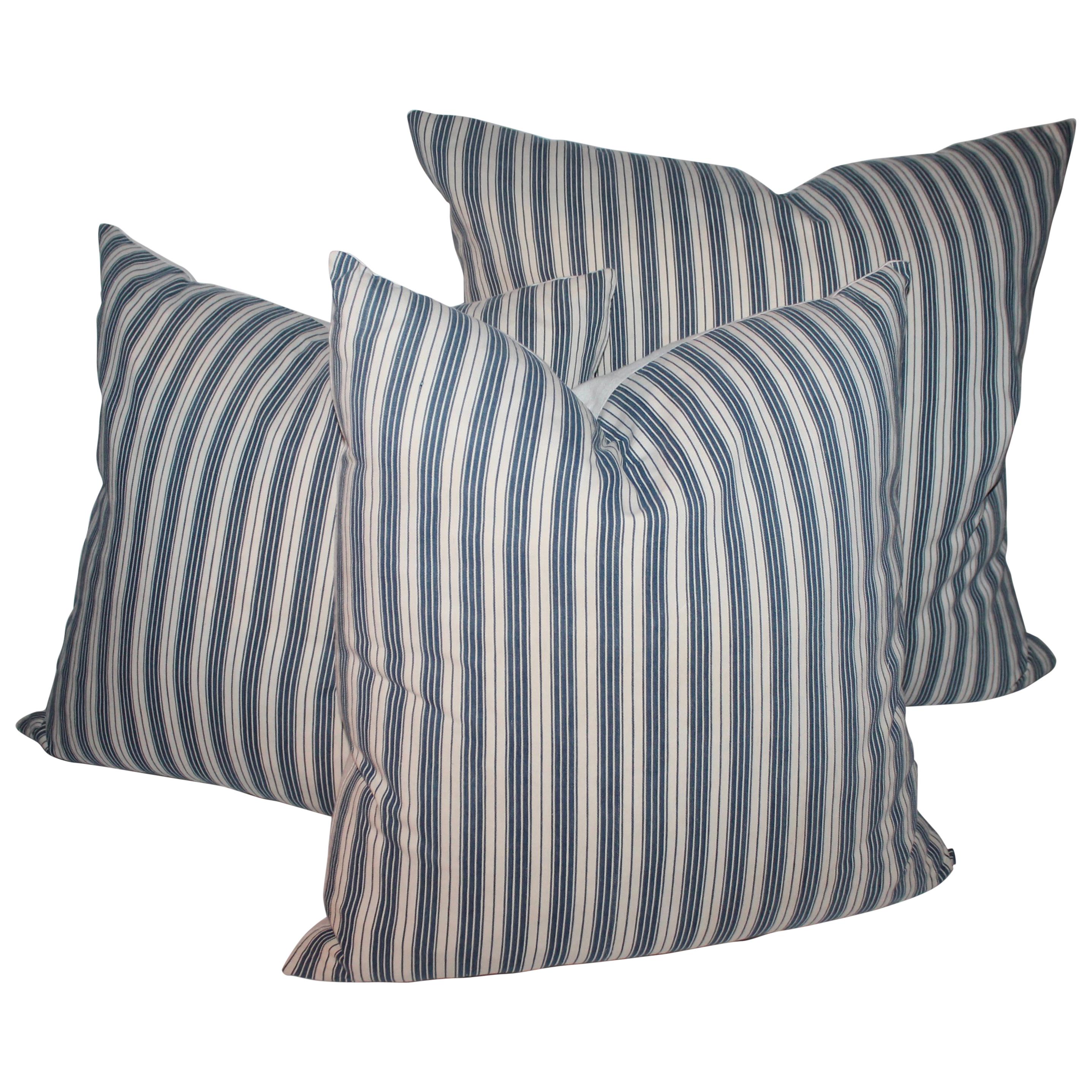 Colección de tres almohadas de punto B y W del siglo XIX