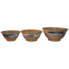 Colección de tres cuencos de loza amarilla moka del siglo XIX
