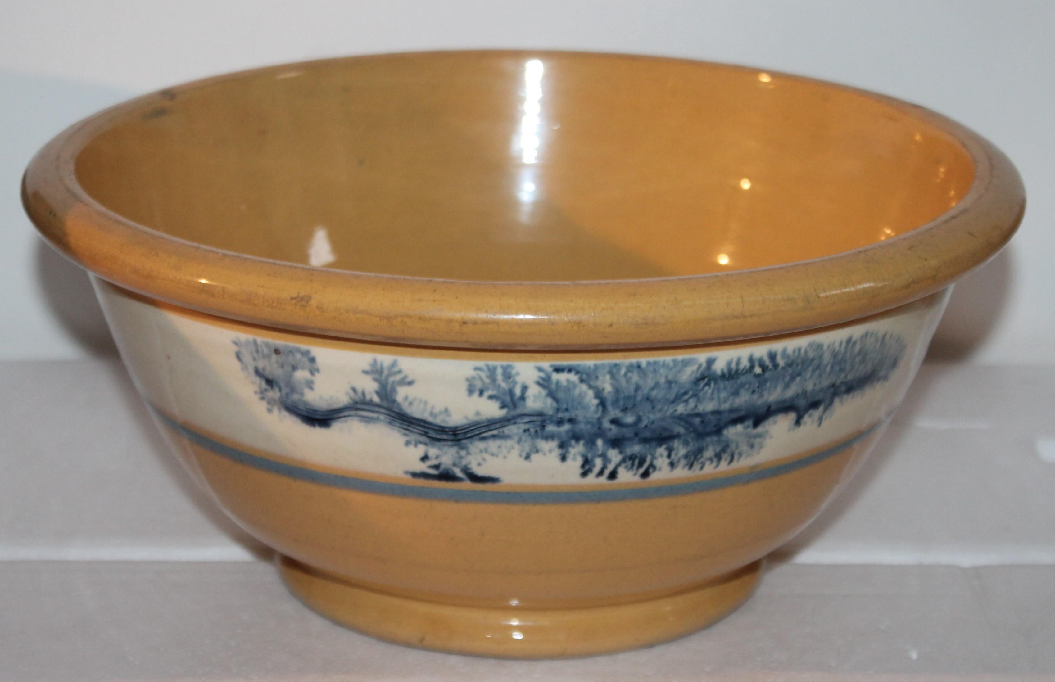 Glazed Collection of Three 19th Century Mocha Yellow Ware Bowls For Sale
