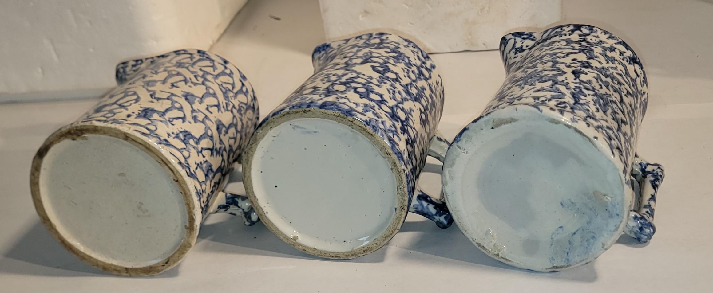 19Thc Blau & weiß Schwamm ware pottery Krüge.Verkauft als eine Gruppe von drei.