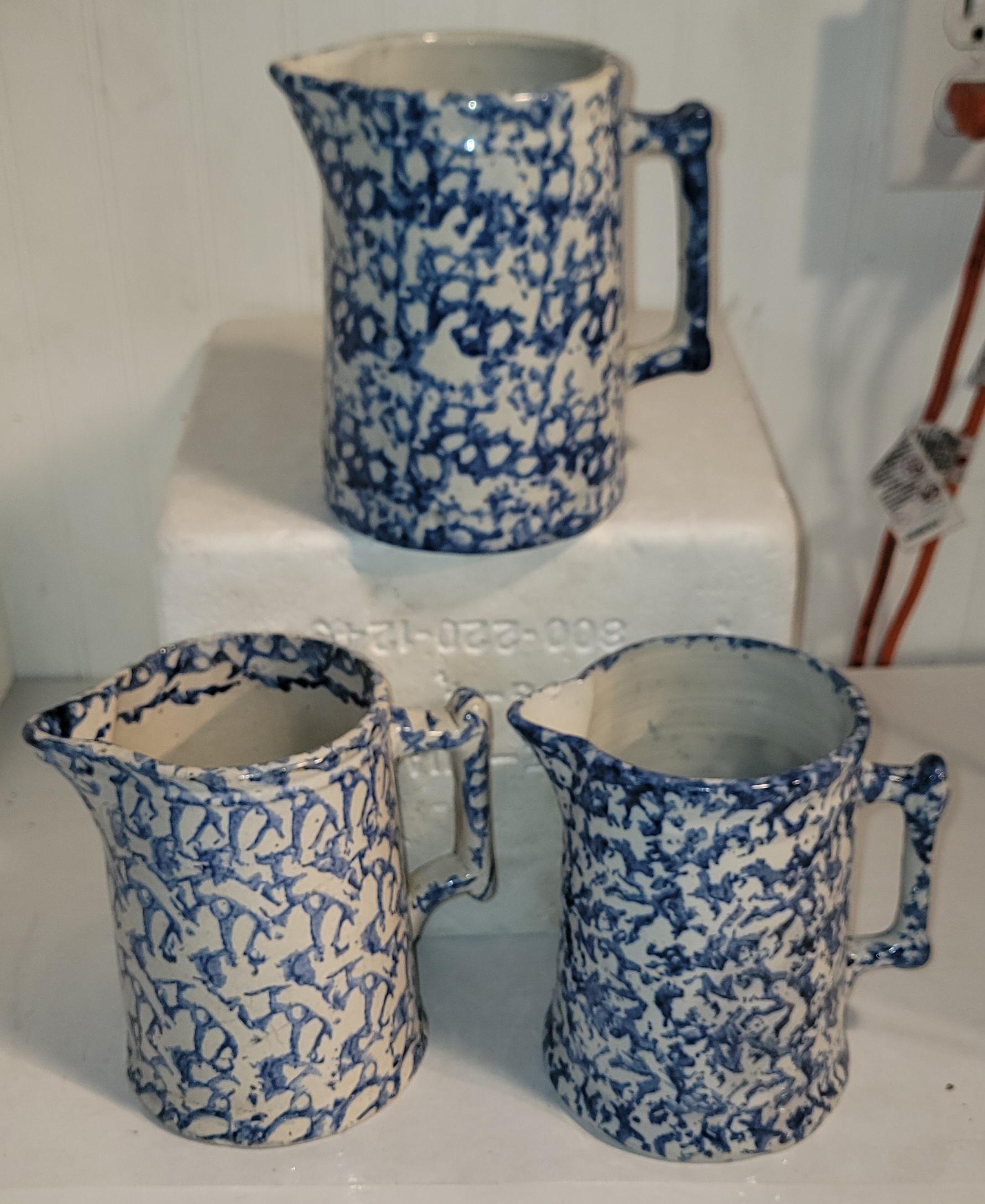 Collection of Three 19Thc Sponge Ware Pitcher (Volkskunst) im Angebot