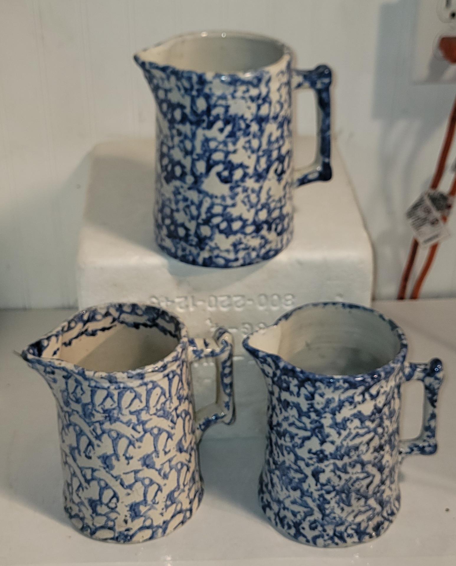 Collection of Three 19Thc Sponge Ware Pitcher (amerikanisch) im Angebot