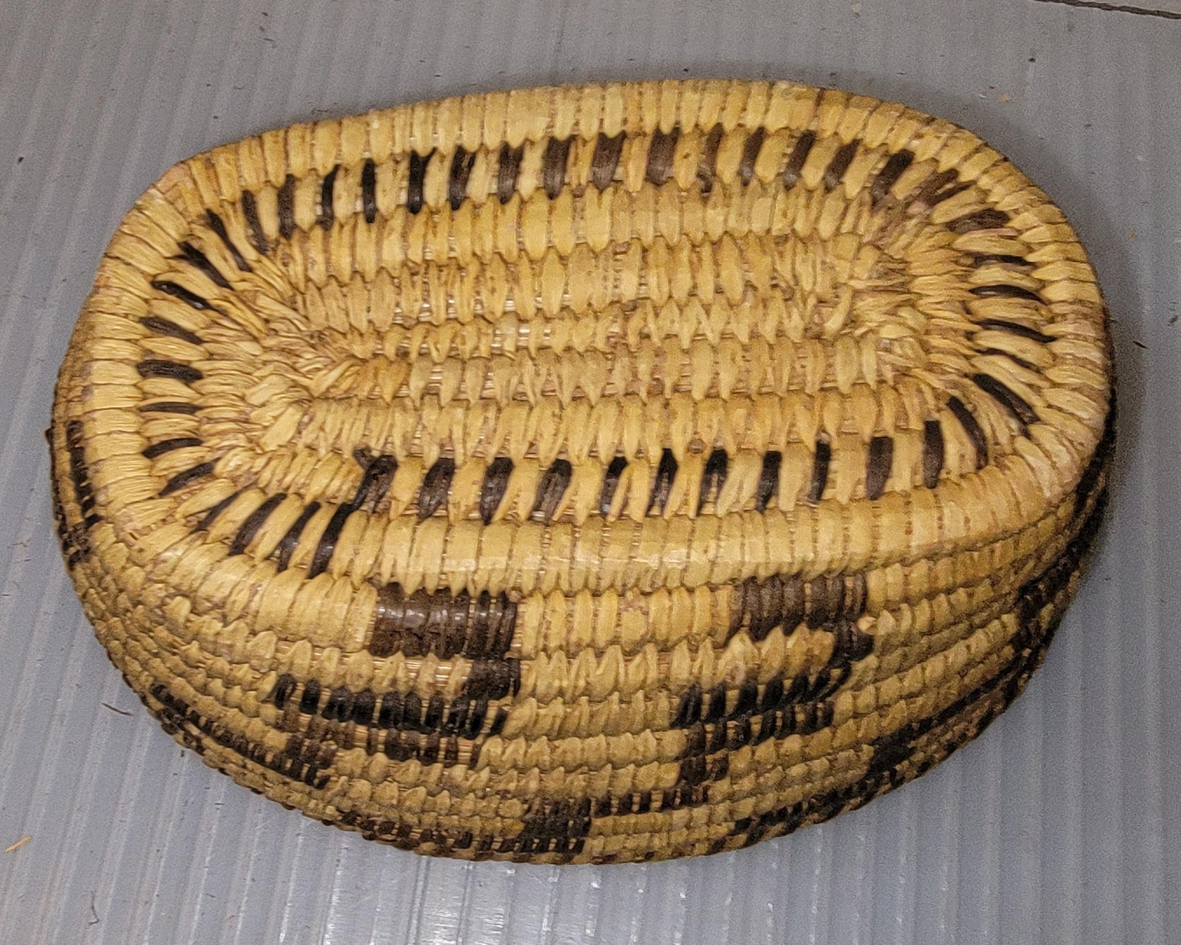 Collection of Three  American Indian Geometric Baskets -3 In Good Condition For Sale In Los Angeles, CA
