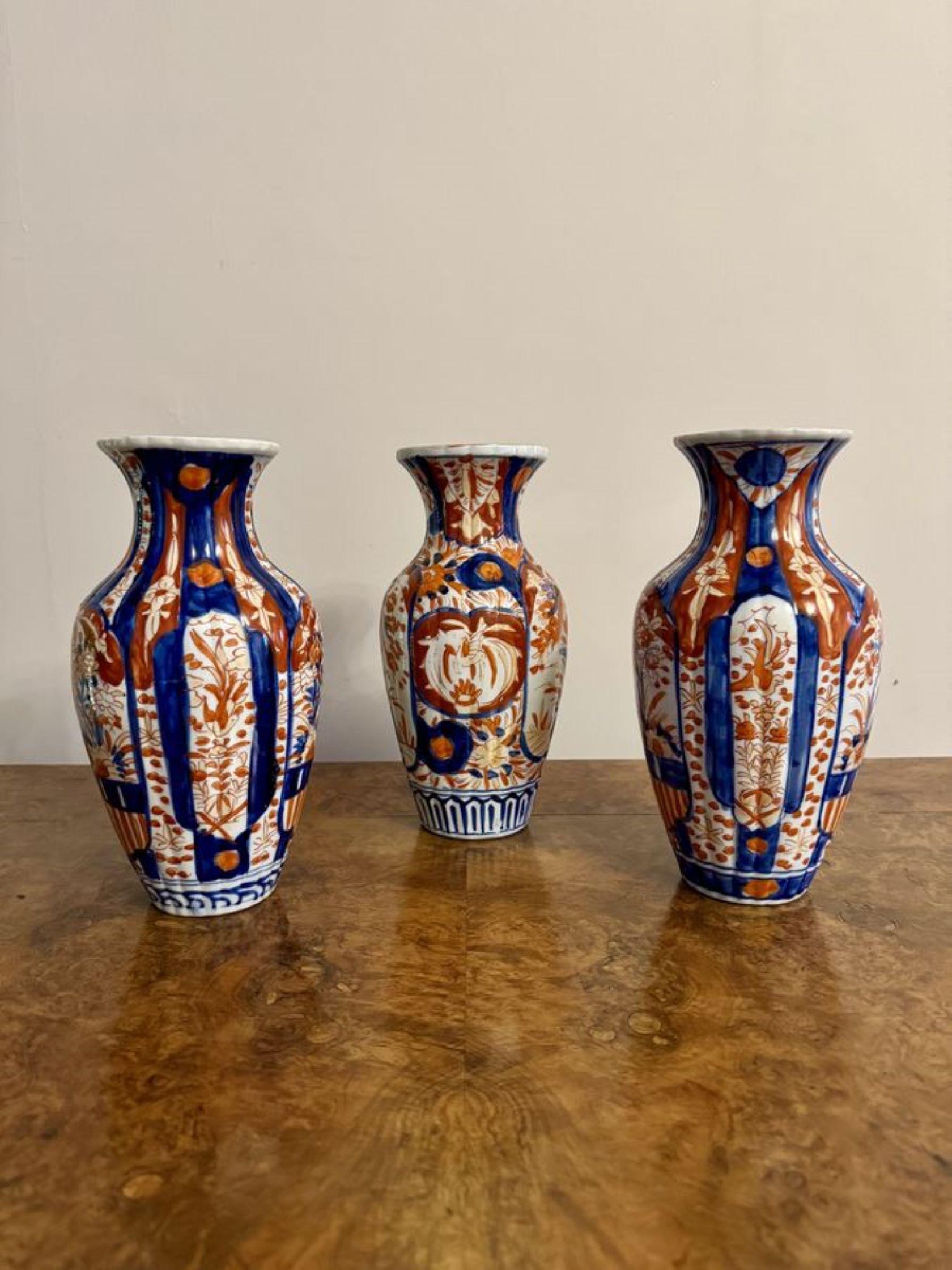 Sammlung von drei antiken japanischen Imari-Vasen mit einer Sammlung von drei japanischen Imari-Vasen mit kannelierten Hälsen, verziert mit Blumenkörben, Schriftrollen und Mustern, handbemalt in wunderschönen roten, blauen und weißen Farben. 

D.