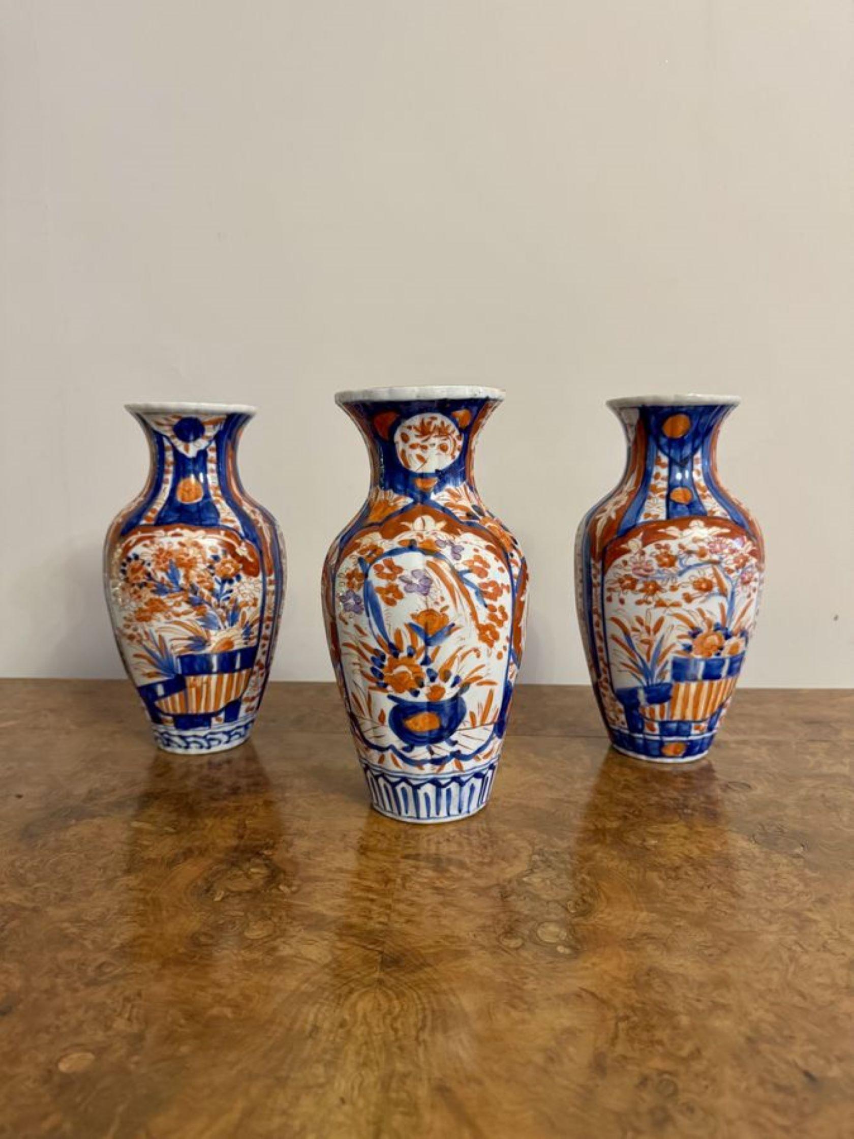 Kollektion von drei antiken japanischen Imari-Vasen aus Japan im Zustand „Gut“ im Angebot in Ipswich, GB