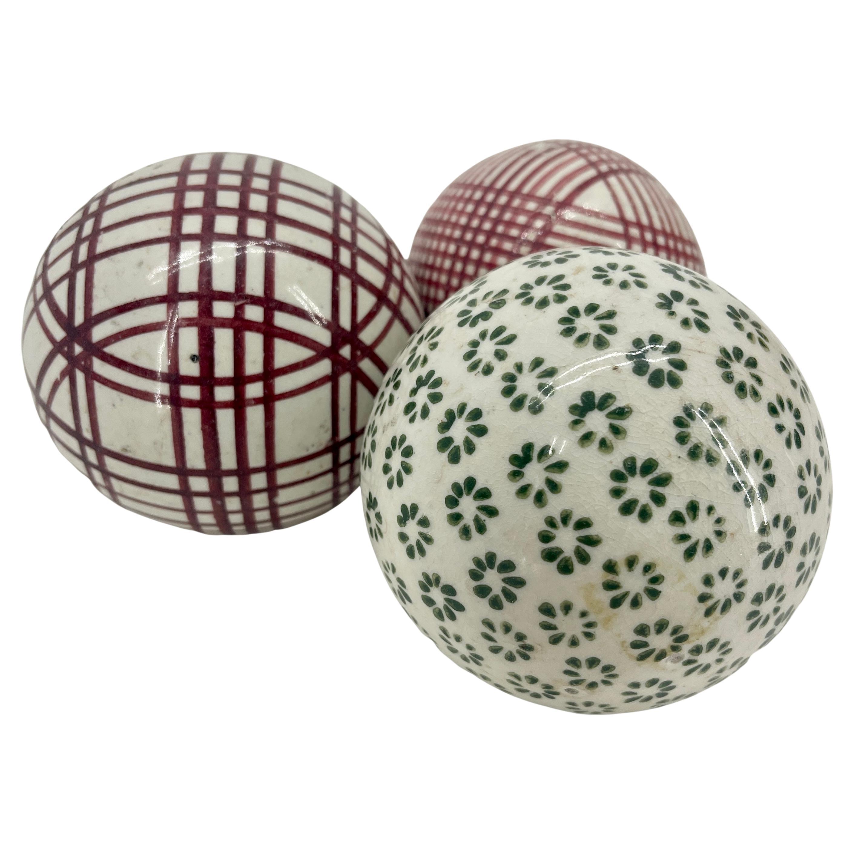 Écossais  Collection de trois boules de tapis écossais antiques, fin du 19ème siècle en vente